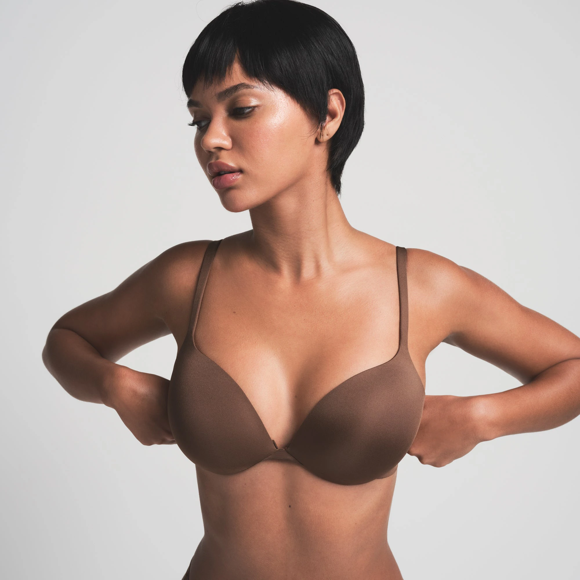 SKIMS ULTIMATE BRA IN JASPER ON A MODEL FRONT VIEW | FOCUS: 0.0, 1.0, 0.9 | COMP