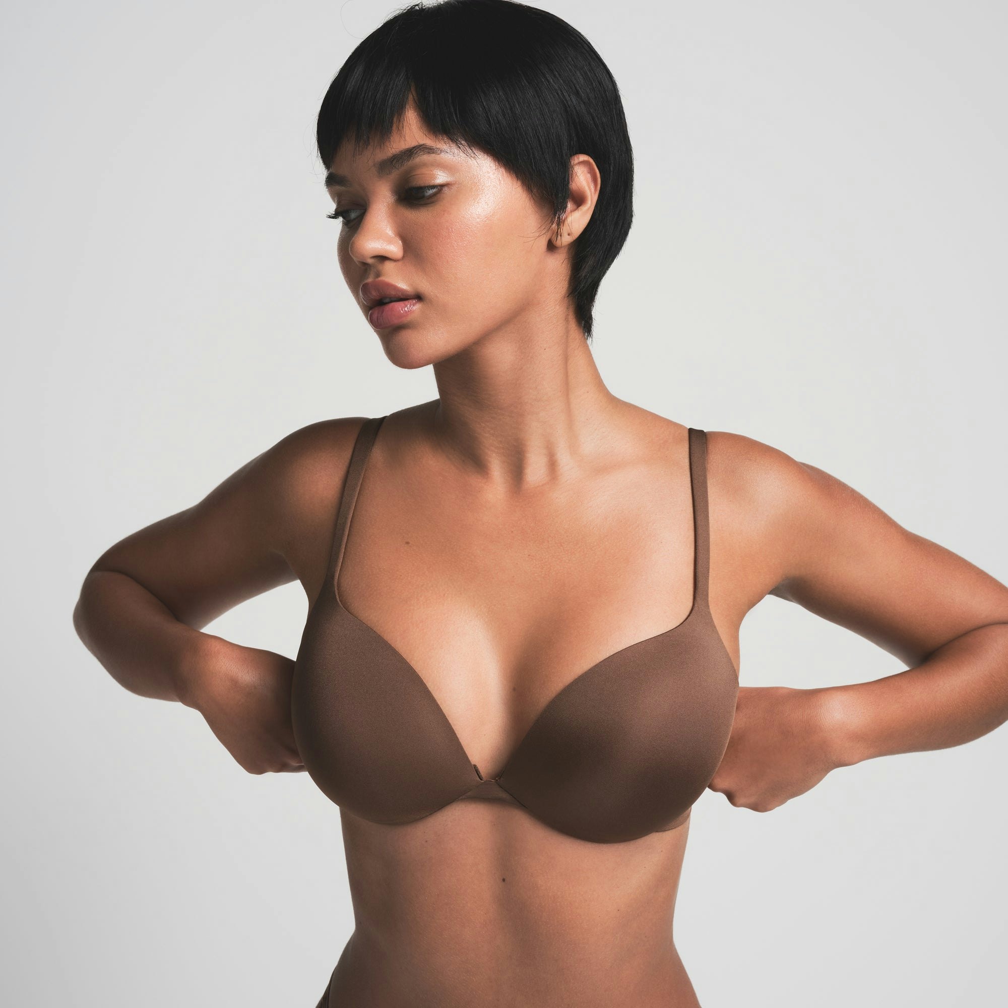 SKIMS ULTIMATE BRA IN JASPER ON A MODEL FRONT VIEW | FOCUS: 0.0, 1.0, 0.9