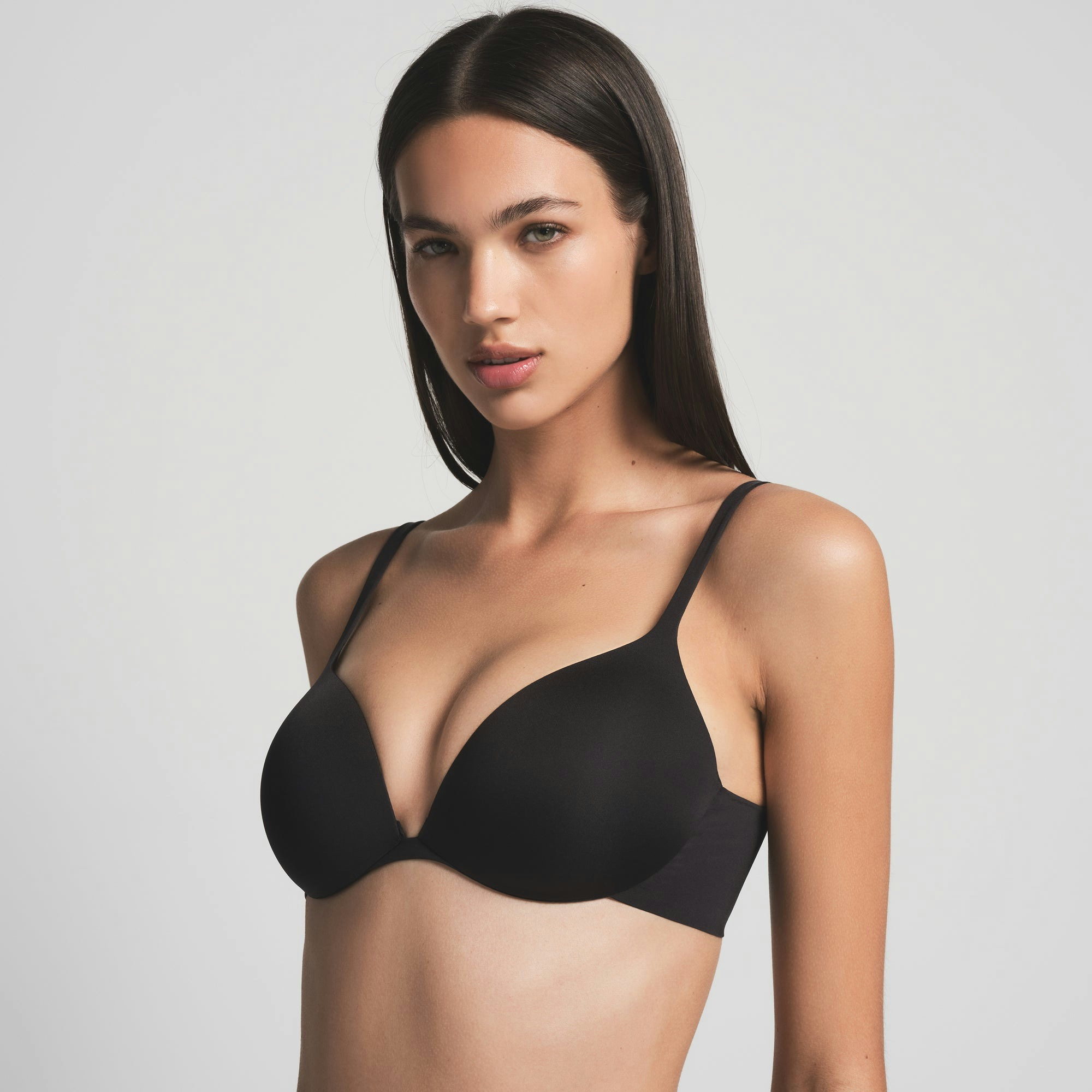 SKIMS ULTIMATE BRA IN ONYX ON A MODEL FRONT VIEW | COMP | FOCUS: 0.0, 1.0, 0.9