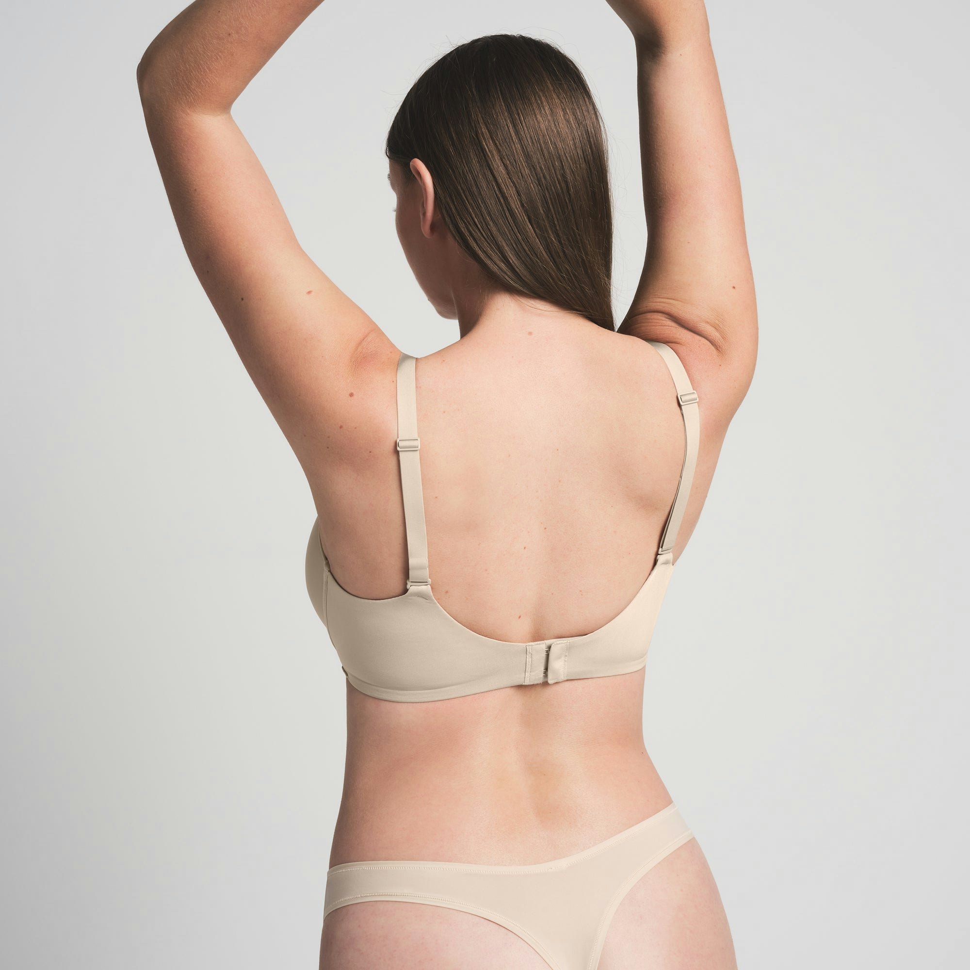 WEIGHTLESS SCOOP BRA IN SAND ON A MODEL BACK VIEW | FOCUS: 0.0, 1.0, 0.9