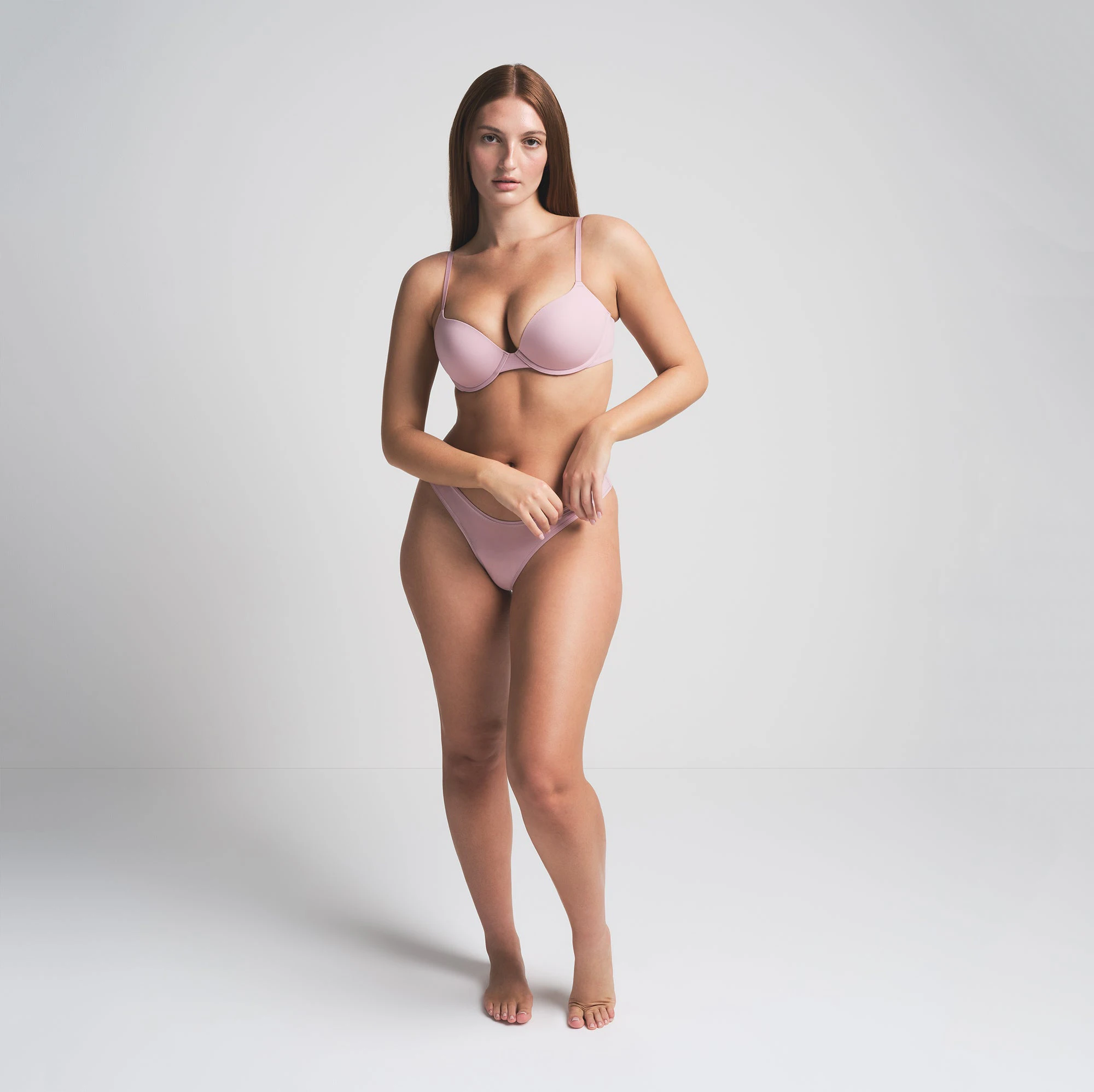 FITS EVERYBODY PUSH-UP BRA | DUSK ON A MODEL FRONT VIEW | FOCUS: 0.0, 1.0, 0.9