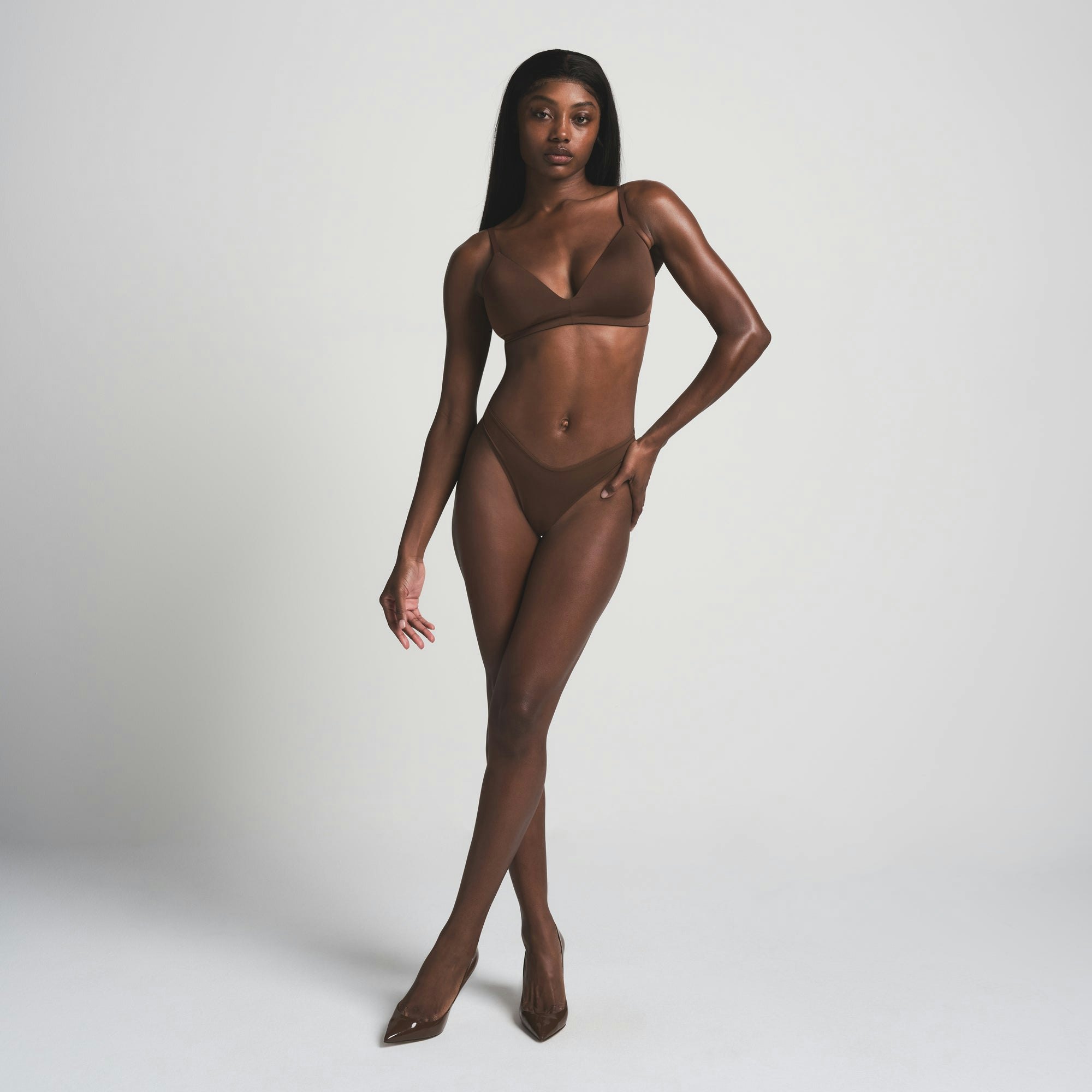 WIRELESS FORM T-SHIRT DEMI BRA | COCOA | ON A MODEL FRONT VIEW | FOCUS: 0.0, 1.0, 0.9