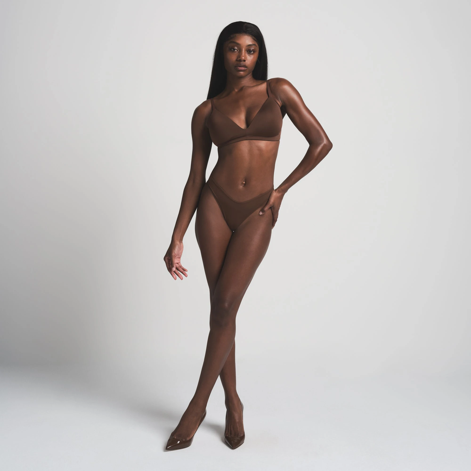WIRELESS FORM T-SHIRT DEMI BRA | COCOA | ON A MODEL FRONT VIEW @ | FOCUS: 0.0, 1.0, 0.9