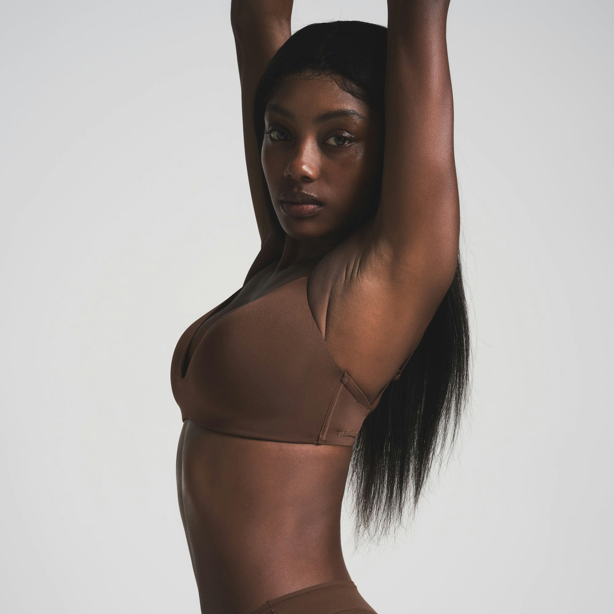 WIRELESS FORM T-SHIRT DEMI BRA | COCOA | ON A MODEL FRONT VIEW | FOCUS: 0.0, 1.0, 0.9