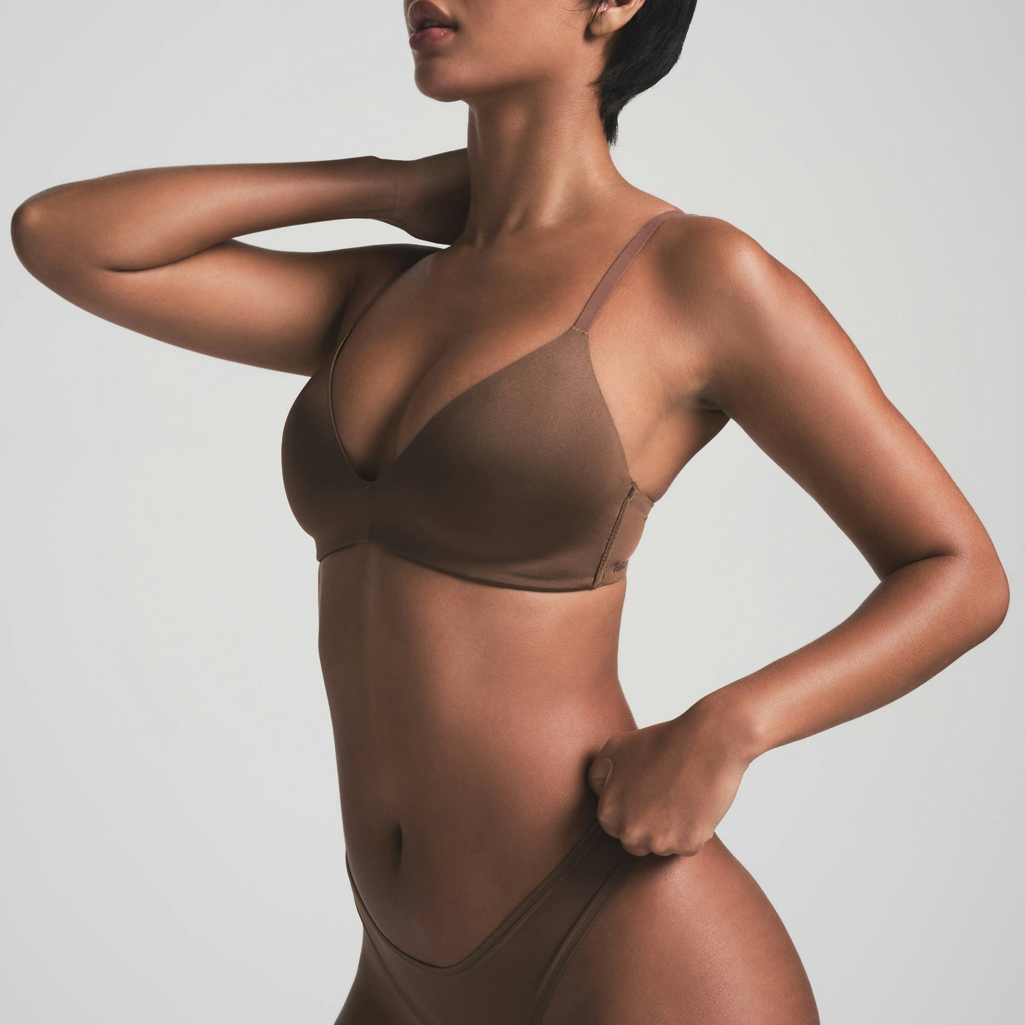 WIRELESS FORM T-SHIRT DEMI BRA | JASPER | ON A MODEL SIDE VIEW | FOCUS: 0.0, 1.0, 0.9