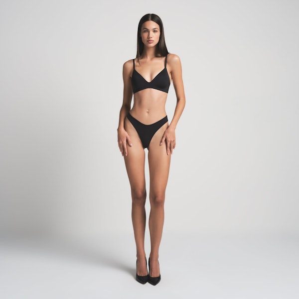 WIRELESS FORM T-SHIRT DEMI BRA | ONYX | ON A MODEL FRONT VIEW @ | FOCUS: 0.0, 1.0, 0.9