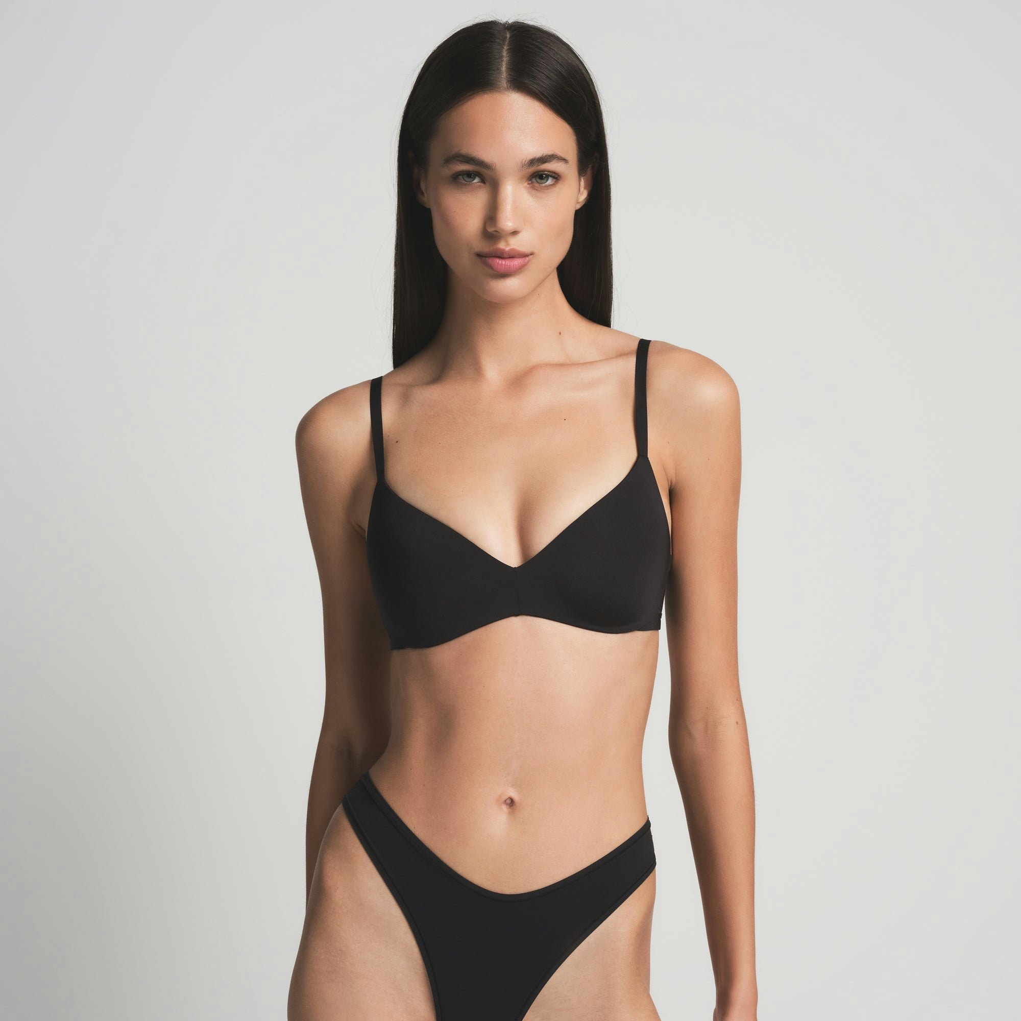 WIRELESS FORM PUSH UP PLUNGE BRA IN ONYX | ON A MODEL FRONT VIEW | FOCUS: 0.0, 1.0, 0.9