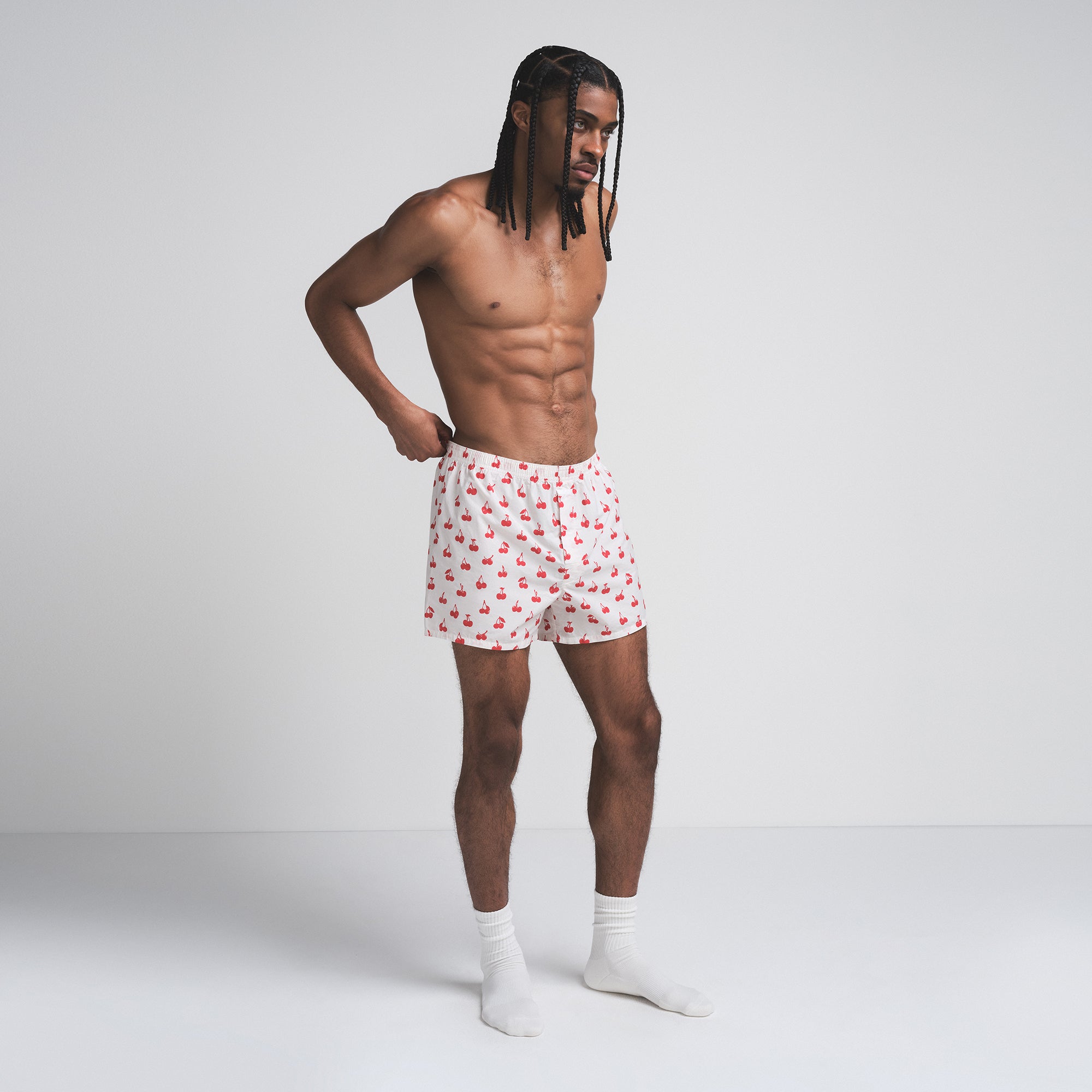 COTTON POPLIN BOXER | APPLE HEART PRINT ON A MODEL SIDE VIEW | FOCUS: 0.0, 1.0, 0.9
