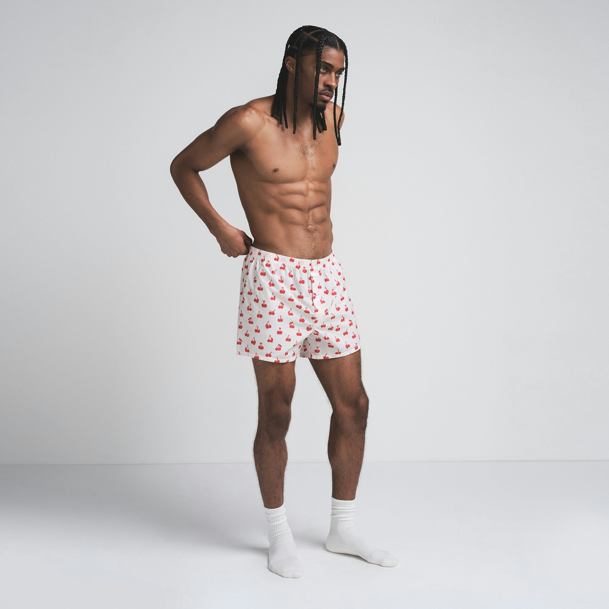 COTTON POPLIN BOXER | APPLE HEART PRINT ON A MODEL SIDE VIEW | FOCUS: 0.0, 1.0, 0.9