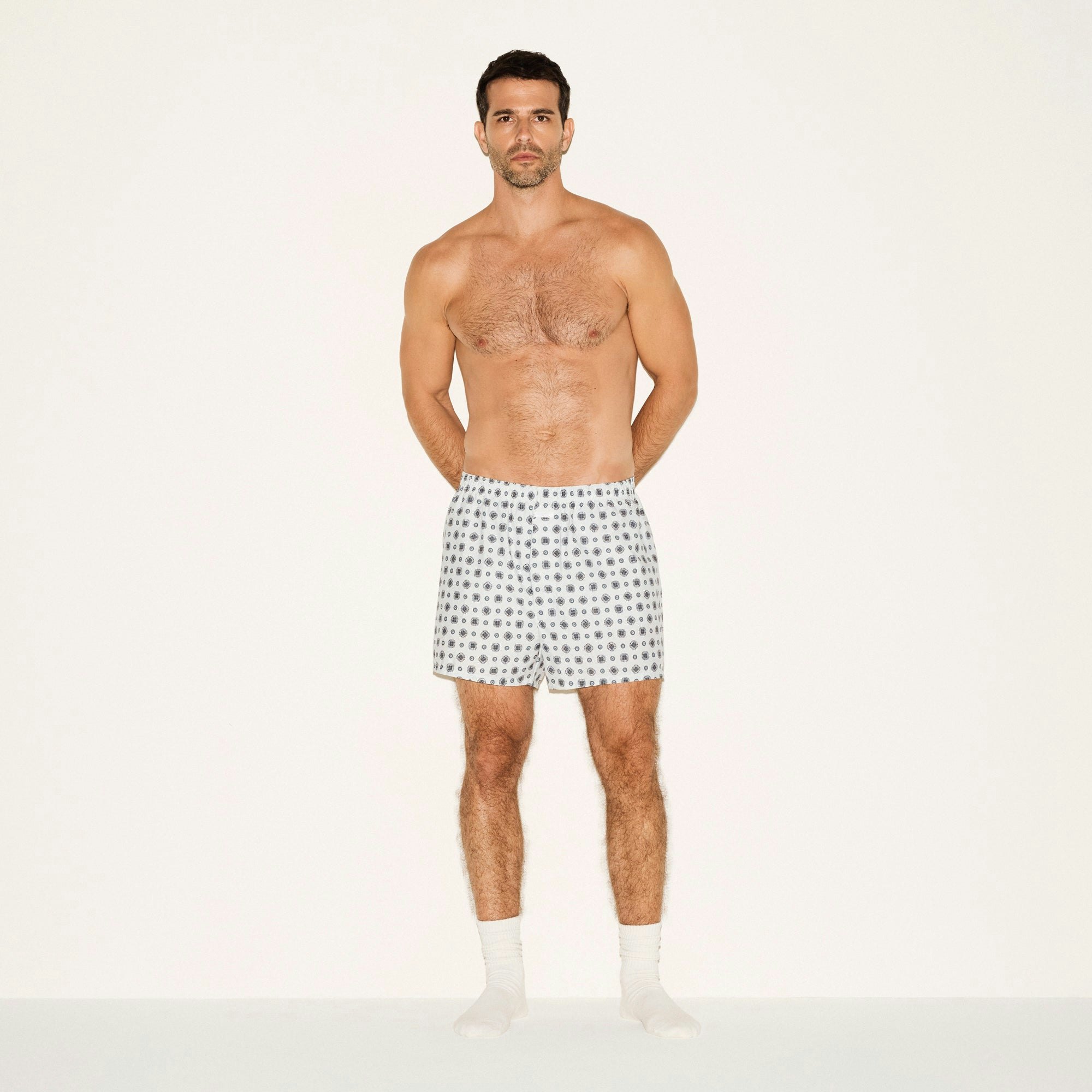 COTTON POPLIN MENS BOXER | PLATINUM FOULARD PRINT ON A MODEL FRONT VIEW | FOCUS: 0.0, 1.0, 0.9 | FOCUS: 0.9, 0.1, 0.7