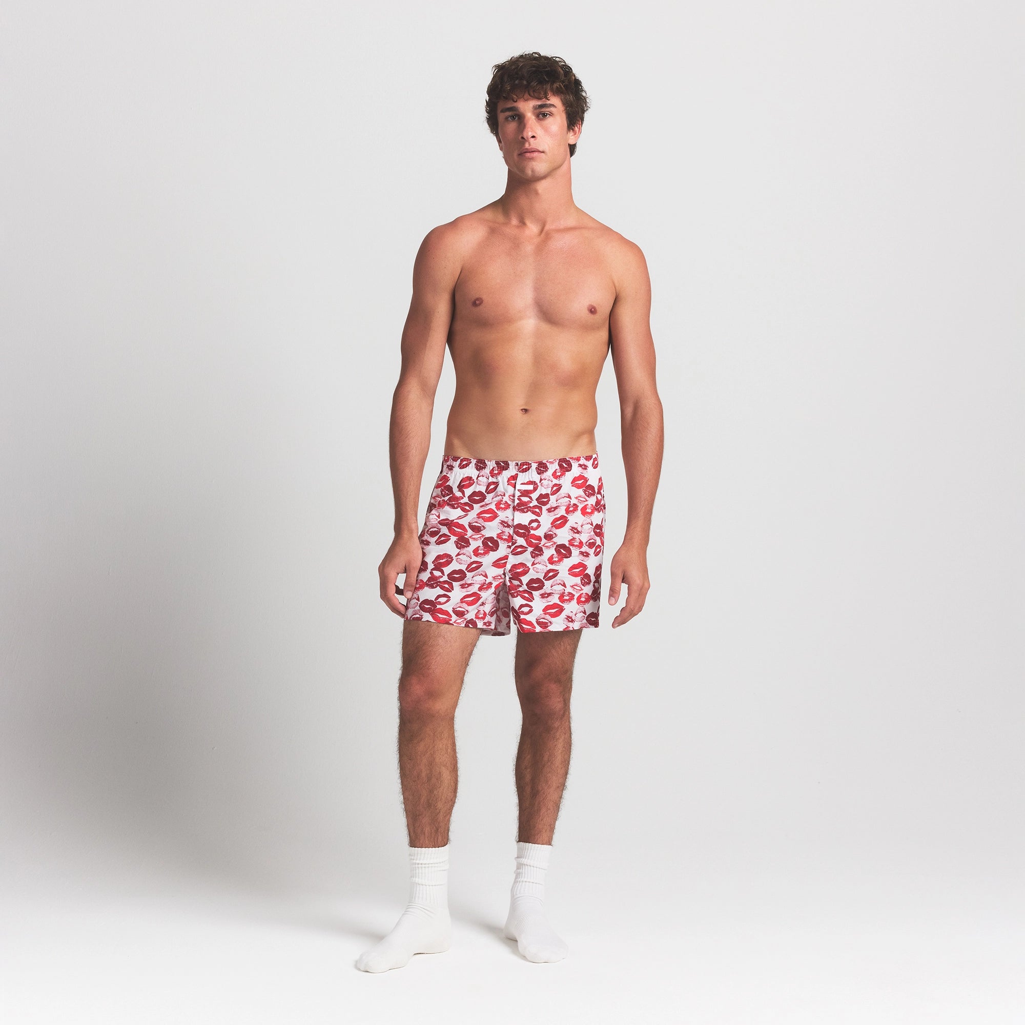 COTTON POPLIN MENS BOXER | RUBY ALLOVER LIPSTICK ON A MODEL FRONT VIEW @ | FOCUS: 0.0, 1.0, 0.9