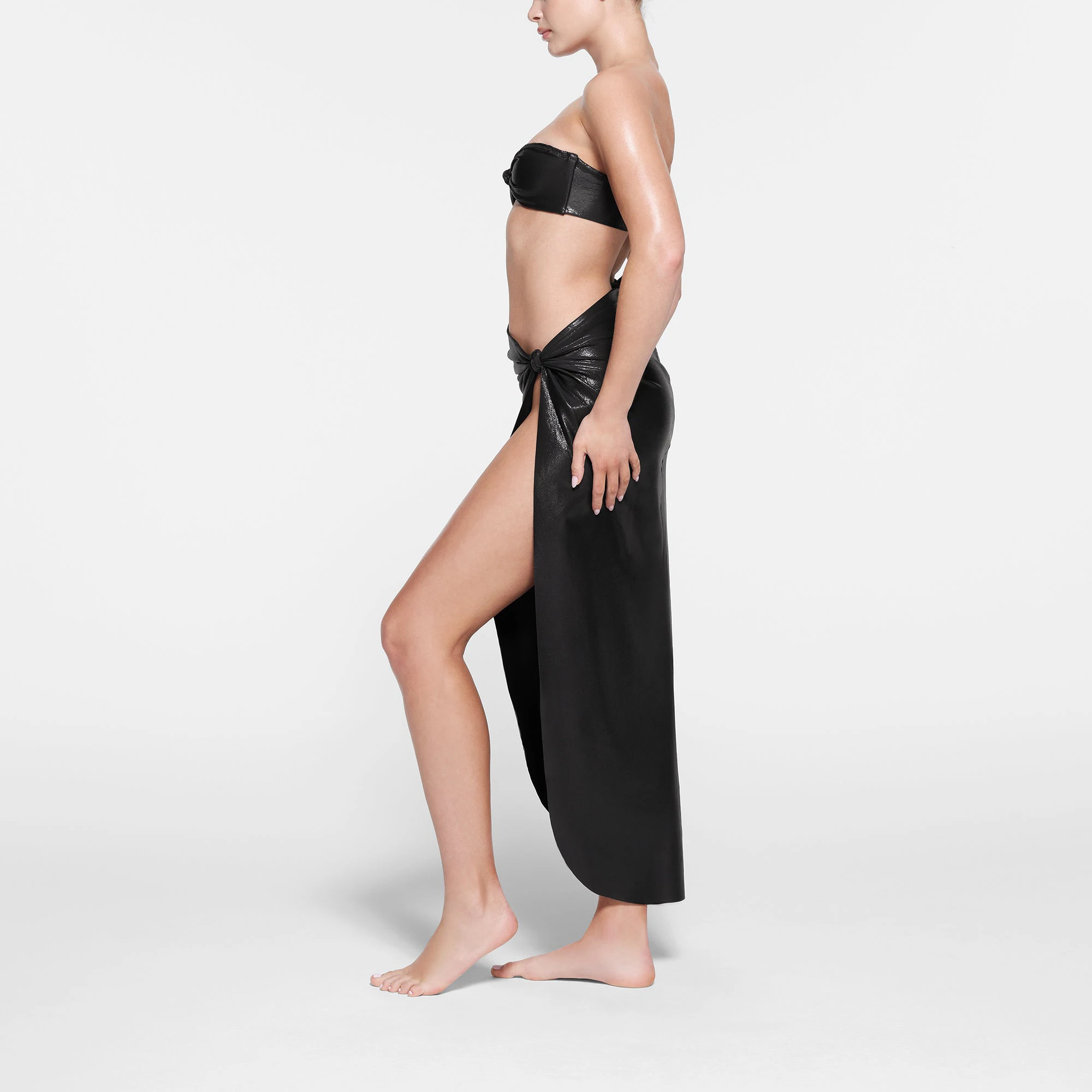 LIQUID SHINE SWIM KNOTTED BANDEAU BIKINI TOP | ONYX ON A MODEL SIDE VIEW