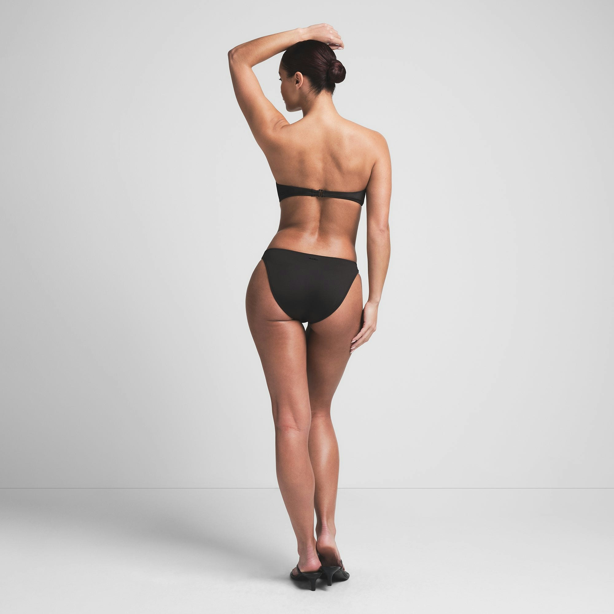 SIGNATURE SWIM STRAPLESS UNDERWIRE BIKINI TOP | ONYX ON A MODEL BACK VIEW | FOCUS: 0.0, 1.0, 0.9