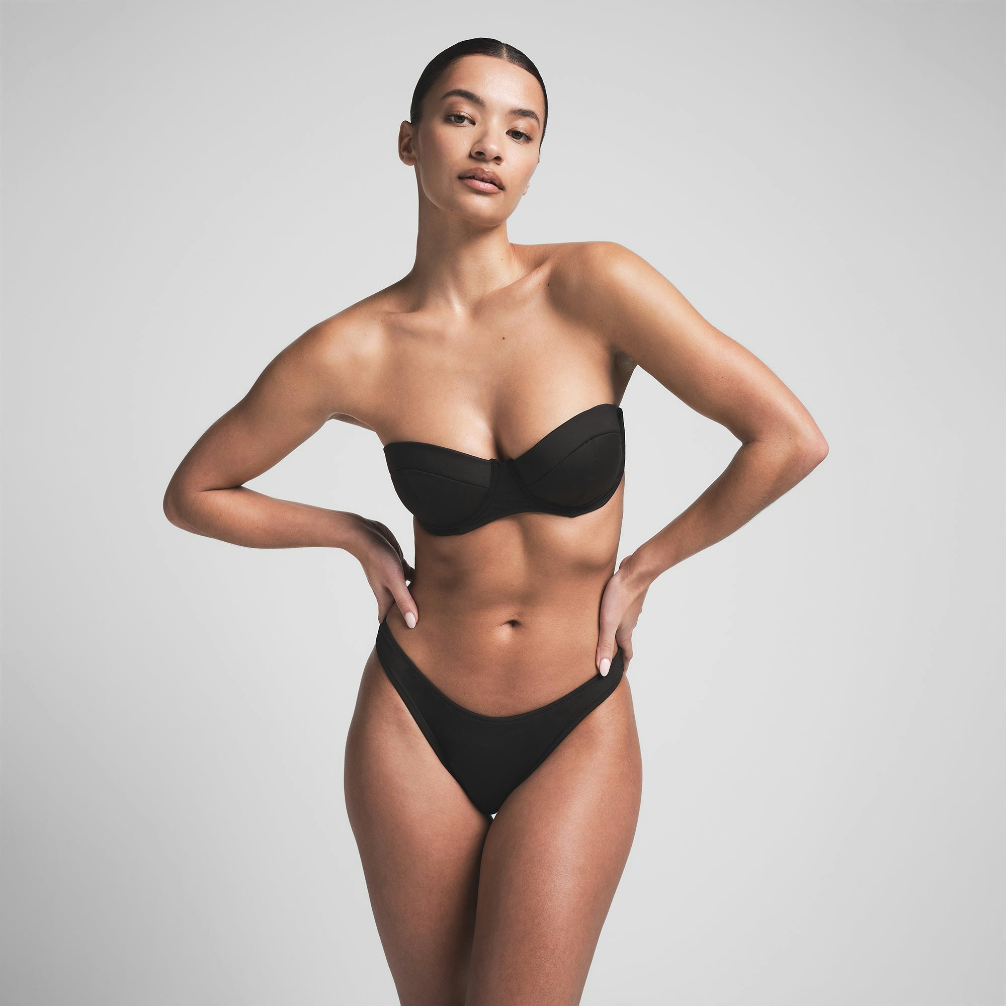 SIGNATURE SWIM STRAPLESS UNDERWIRE BIKINI TOP | ONYX ON A MODEL FRONT VIEW | FOCUS: 0.0, 1.0, 0.9