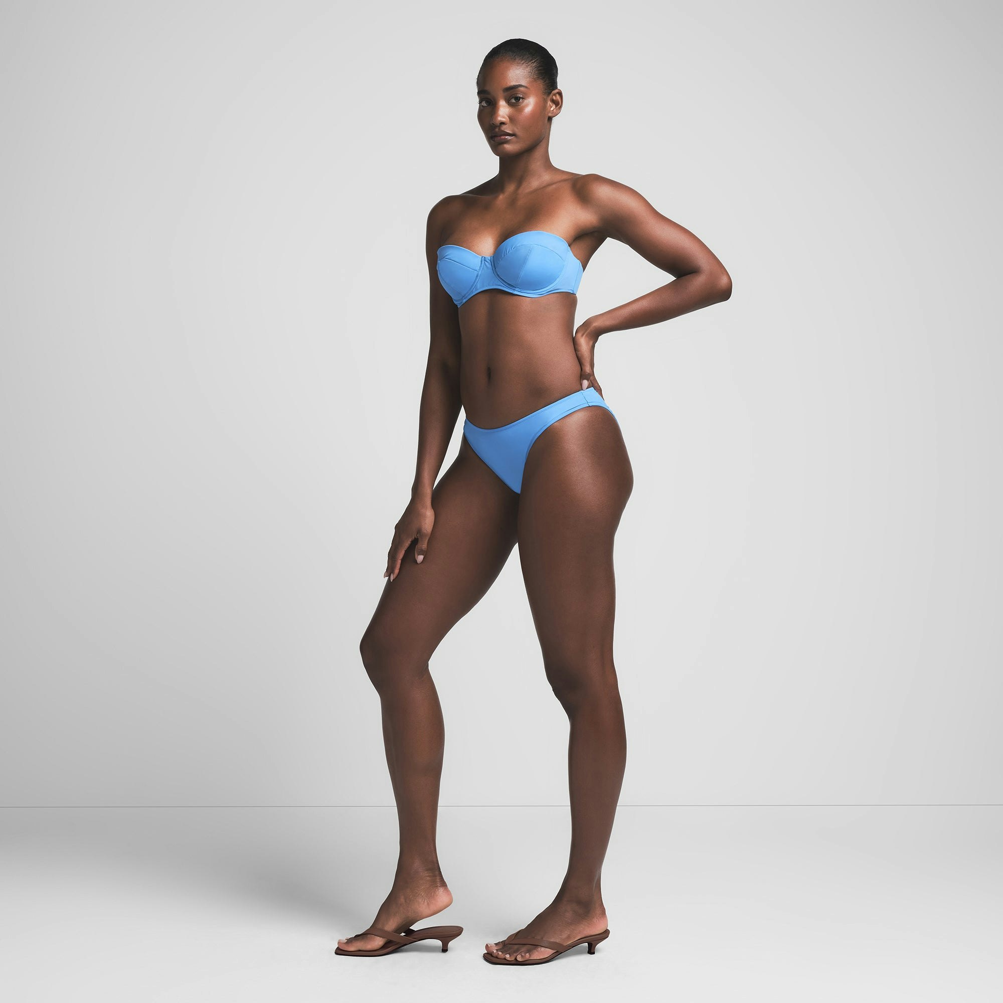 SIGNATURE SWIM STRAPLESS UNDERWIRE BIKINI TOP | TIDE ON A MODEL FRONT VIEW | FOCUS: 0.0, 1.0, 0.9