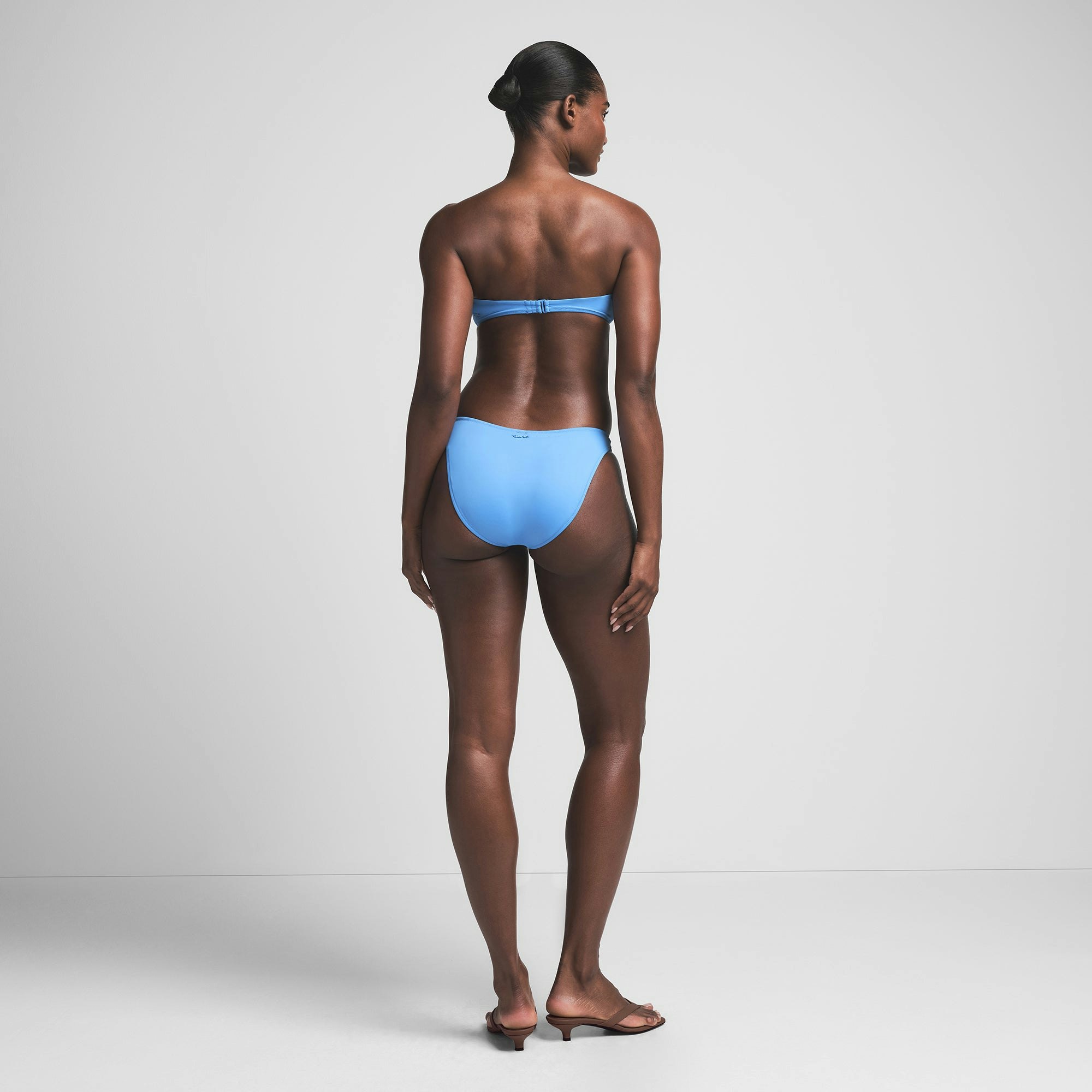 SIGNATURE SWIM STRAPLESS UNDERWIRE BIKINI TOP | TIDE ON A MODEL BACK VIEW | FOCUS: 0.0, 1.0, 0.9