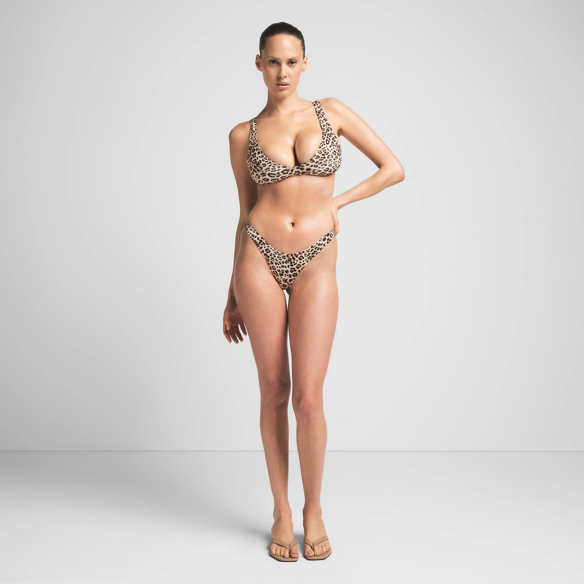 SIGNATURE SWIM PLUNGE BIKINI TOP | CHAMPAGNE LEOPARD PRINT ON A MODEL FRONT VIEW | FOCUS: 0.0, 1.0, 0.9