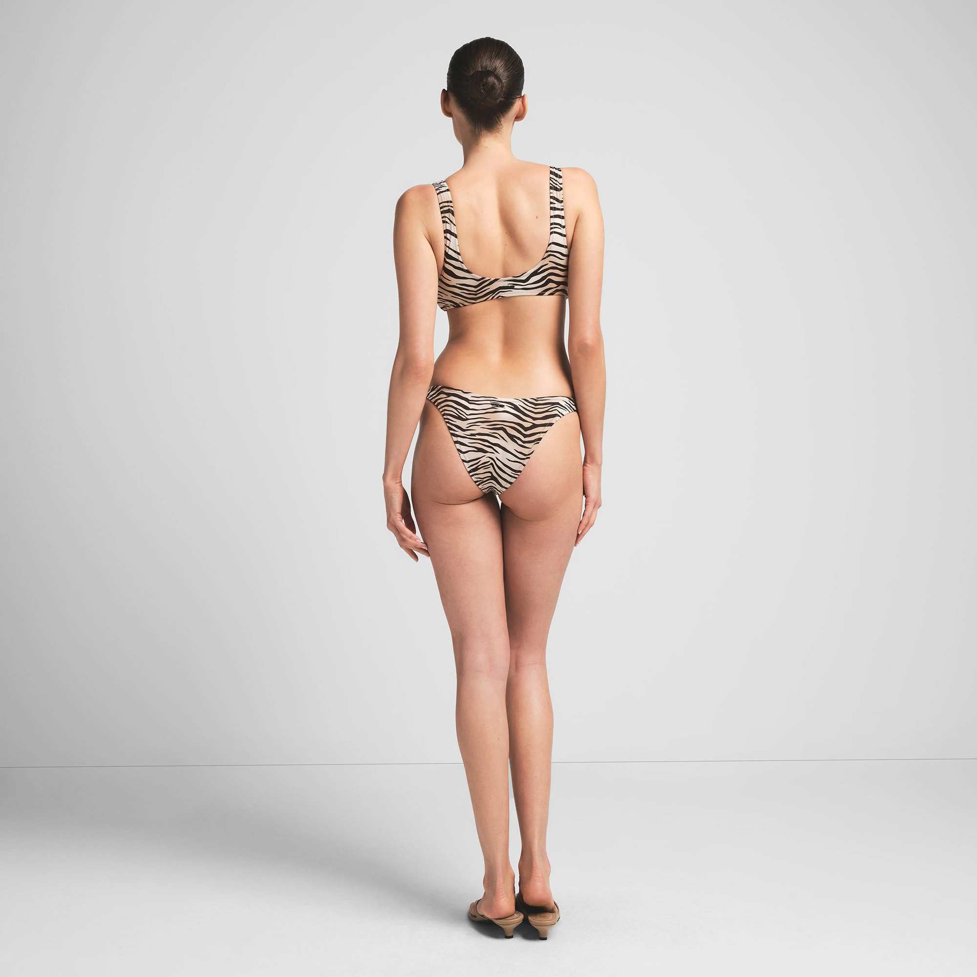 SIGNATURE SWIM PLUNGE BIKINI TOP | CHAMPAGNE TIGER PRINT ON A MODEL BACK VIEW | FOCUS: 0.0, 1.0, 0.9
