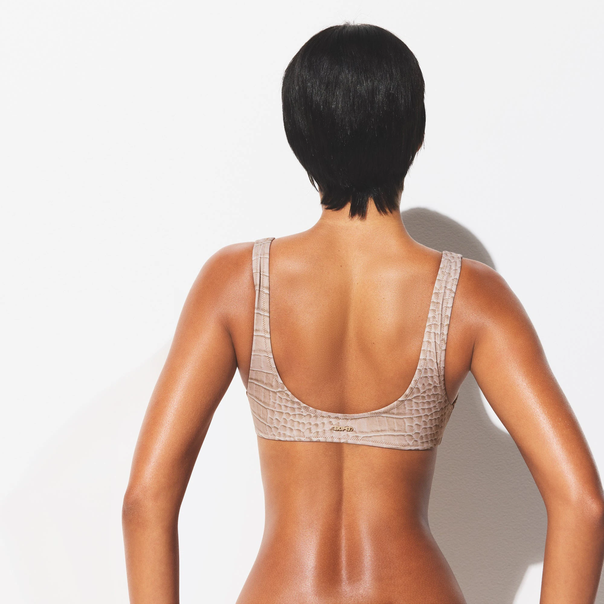 SIGNATURE SWIM PLUNGE BIKINI TOP | DUNE CROCODILE PRINT ON A MODEL SIDE VIEW | FOCUS: 0.0, 1.0, 0.9
