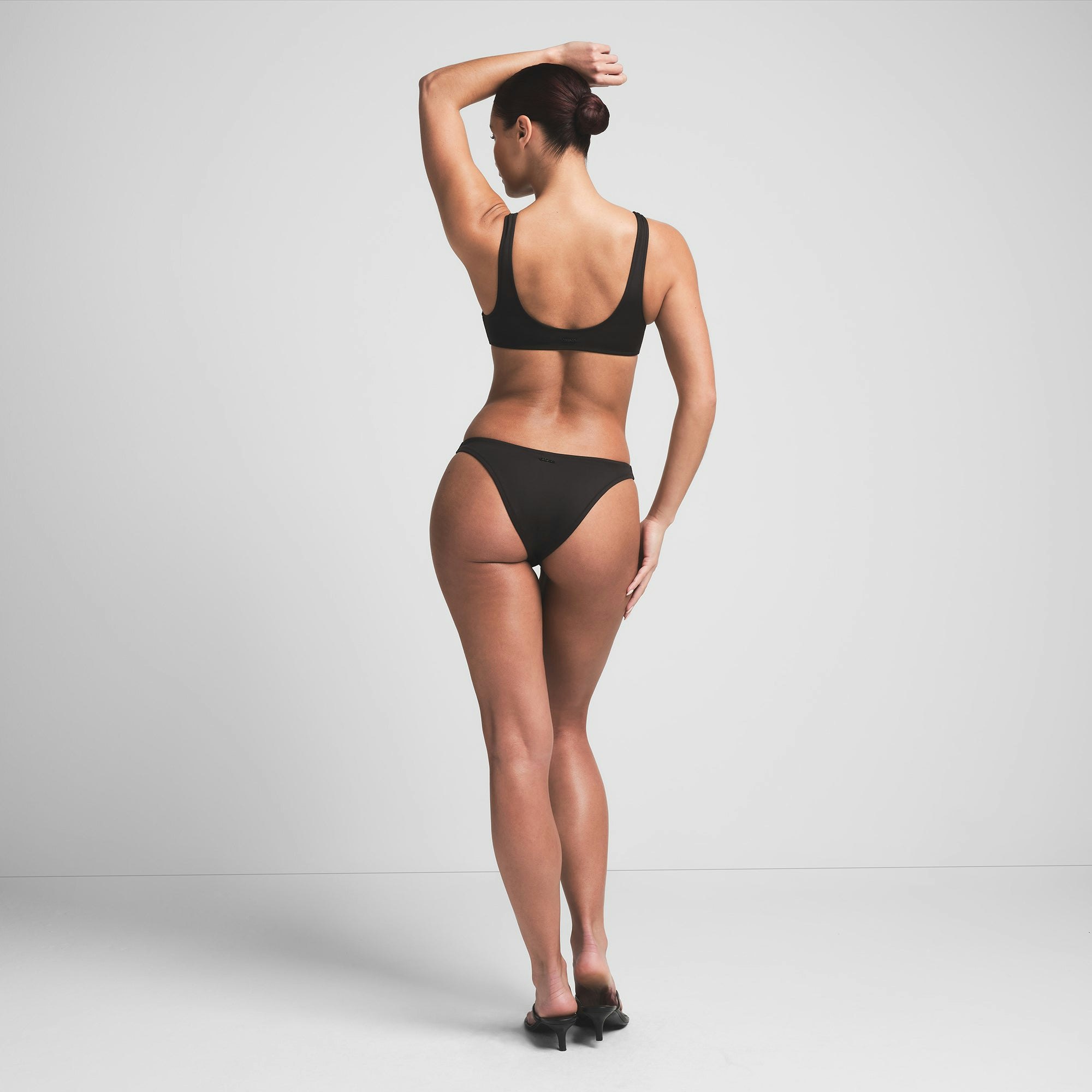SIGNATURE SWIM PLUNGE BIKINI TOP | ONYX ON A MODEL BACK VIEW | FOCUS: 0.0, 1.0, 0.9