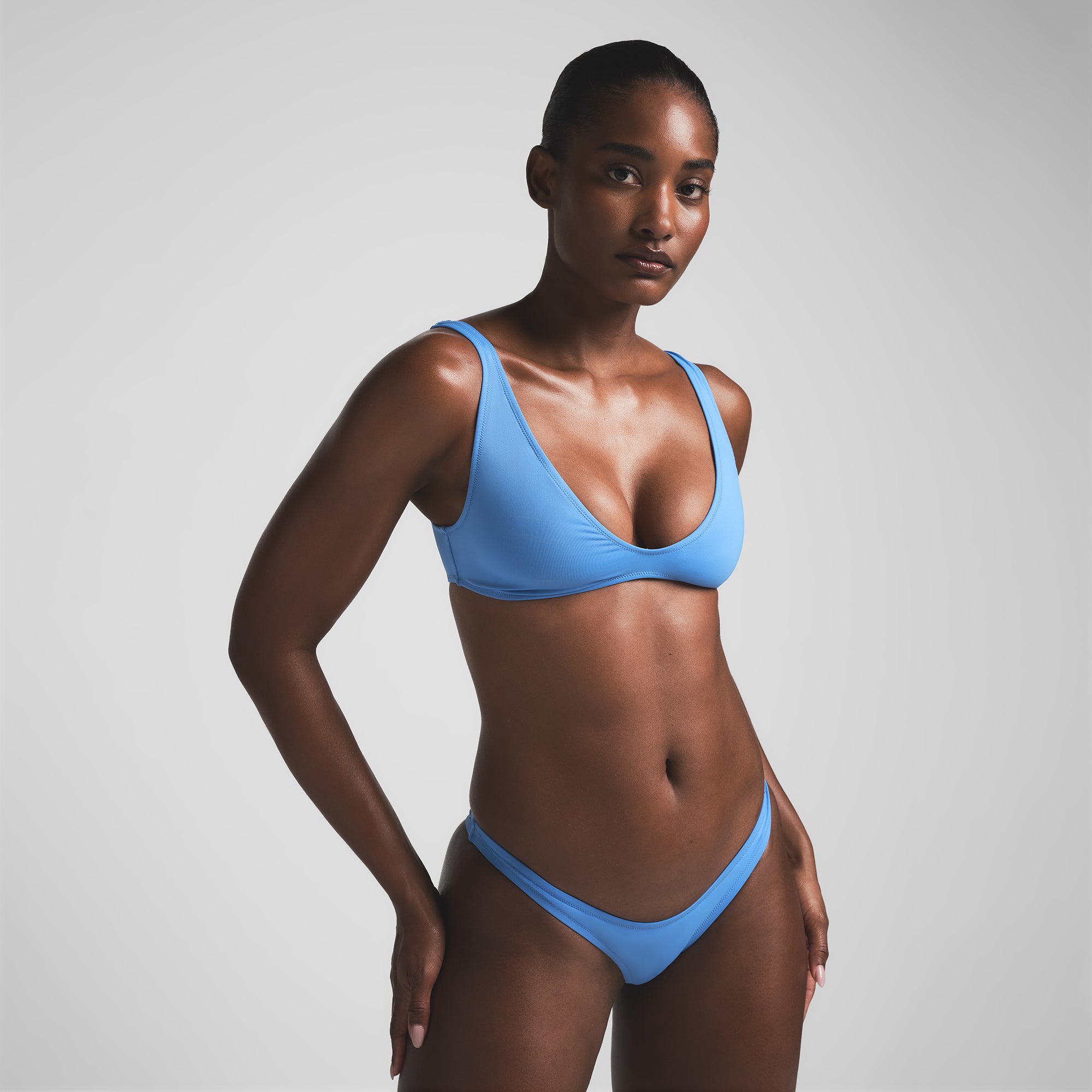 SIGNATURE SWIM PLUNGE BIKINI TOP | TIDE ON A MODEL FRONT VIEW | FOCUS: 0.0, 1.0, 0.9