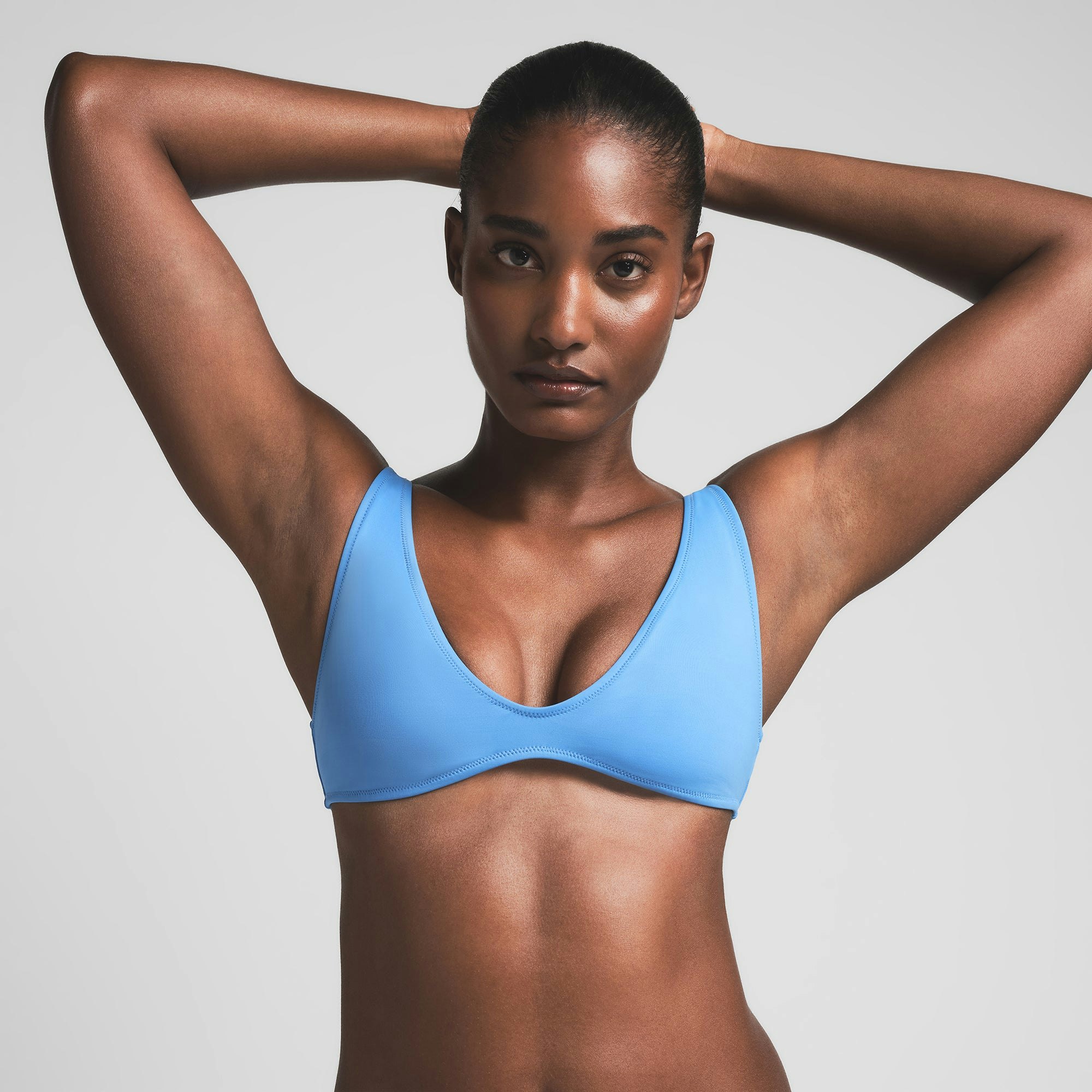 SIGNATURE SWIM PLUNGE BIKINI TOP | TIDE ON A MODEL FRONT VIEW | FOCUS: 0.0, 1.0, 0.9