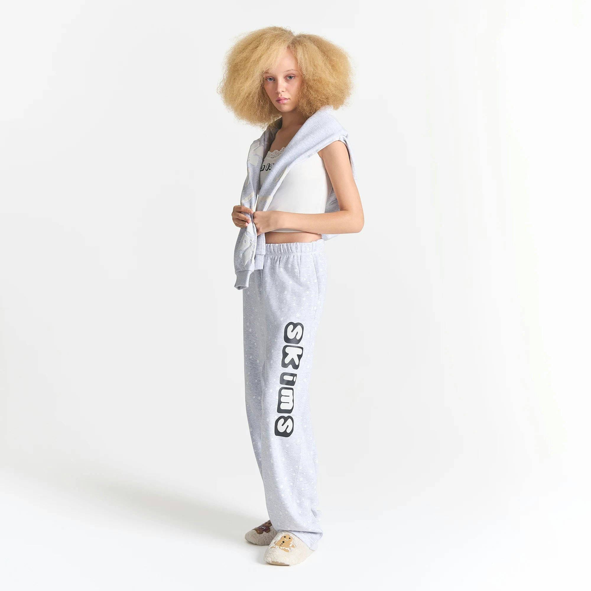 CACTUS PLANT FLEA MARKET X SKIMS COTTON FLEECE STRAIGHT LEG PANT | LIGHT HEATHER GREY SKIMS SNOW PRINT ON A MODEL SIDE VIEW @ | FOCUS: 0.0, 1.0, 0.9