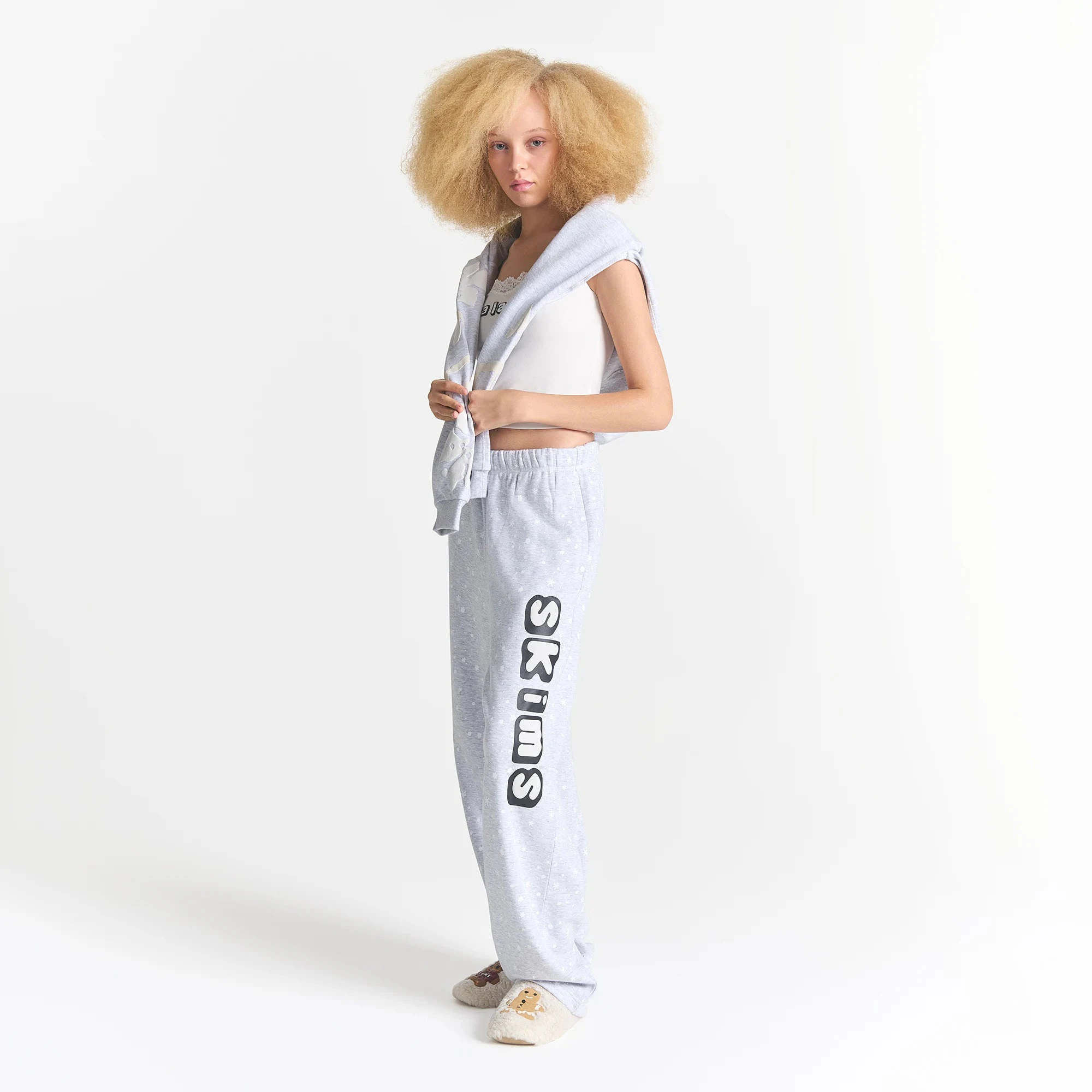 CACTUS PLANT FLEA MARKET X SKIMS COTTON FLEECE STRAIGHT LEG PANT | LIGHT HEATHER GREY SKIMS SNOW PRINT ON A MODEL SIDE VIEW @ | FOCUS: 0.0, 1.0, 0.9