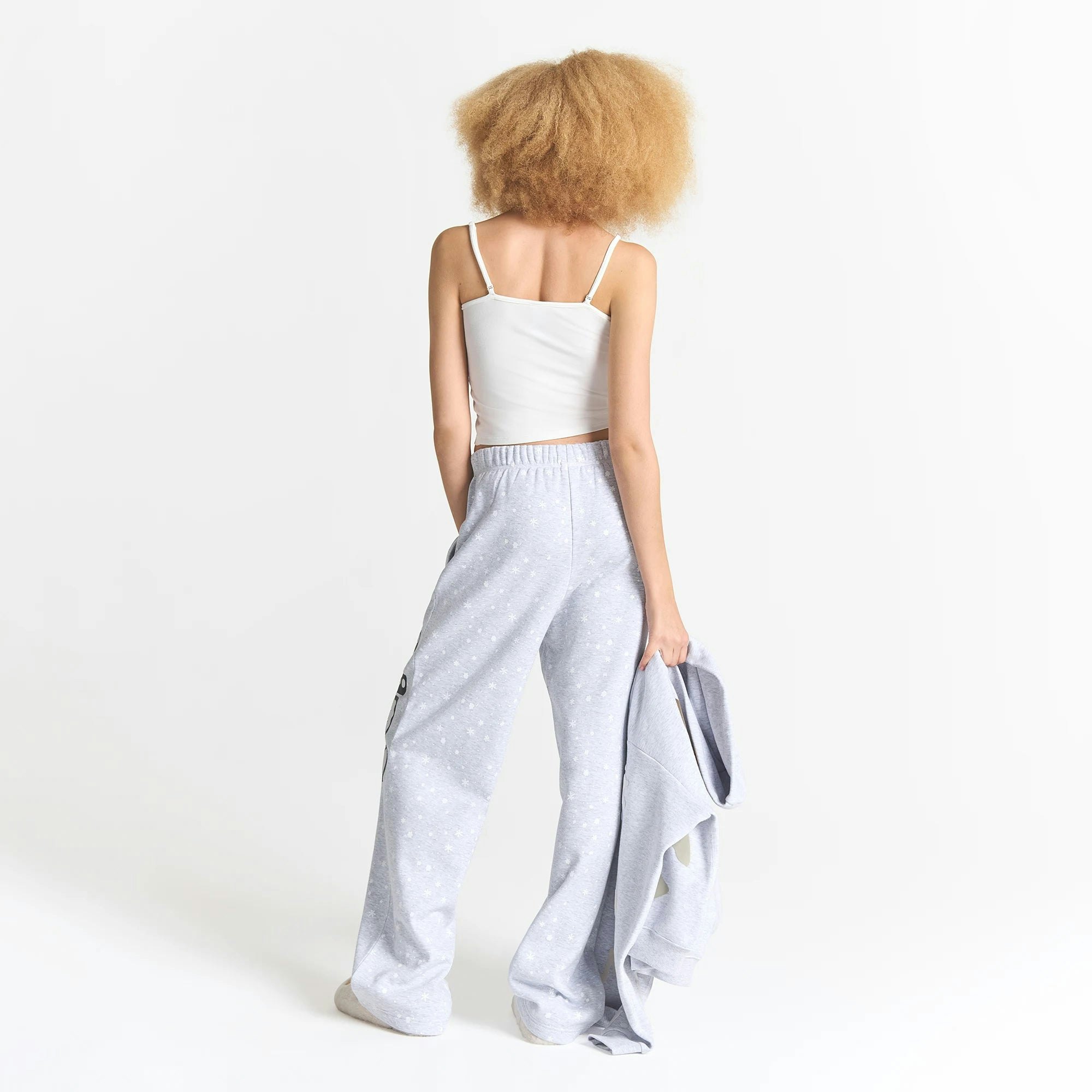 CACTUS PLANT FLEA MARKET X SKIMS COTTON FLEECE STRAIGHT LEG PANT | LIGHT HEATHER GREY SKIMS SNOW PRINT ON A MODEL BACK VIEW @ | FOCUS: 0.0, 1.0, 0.9