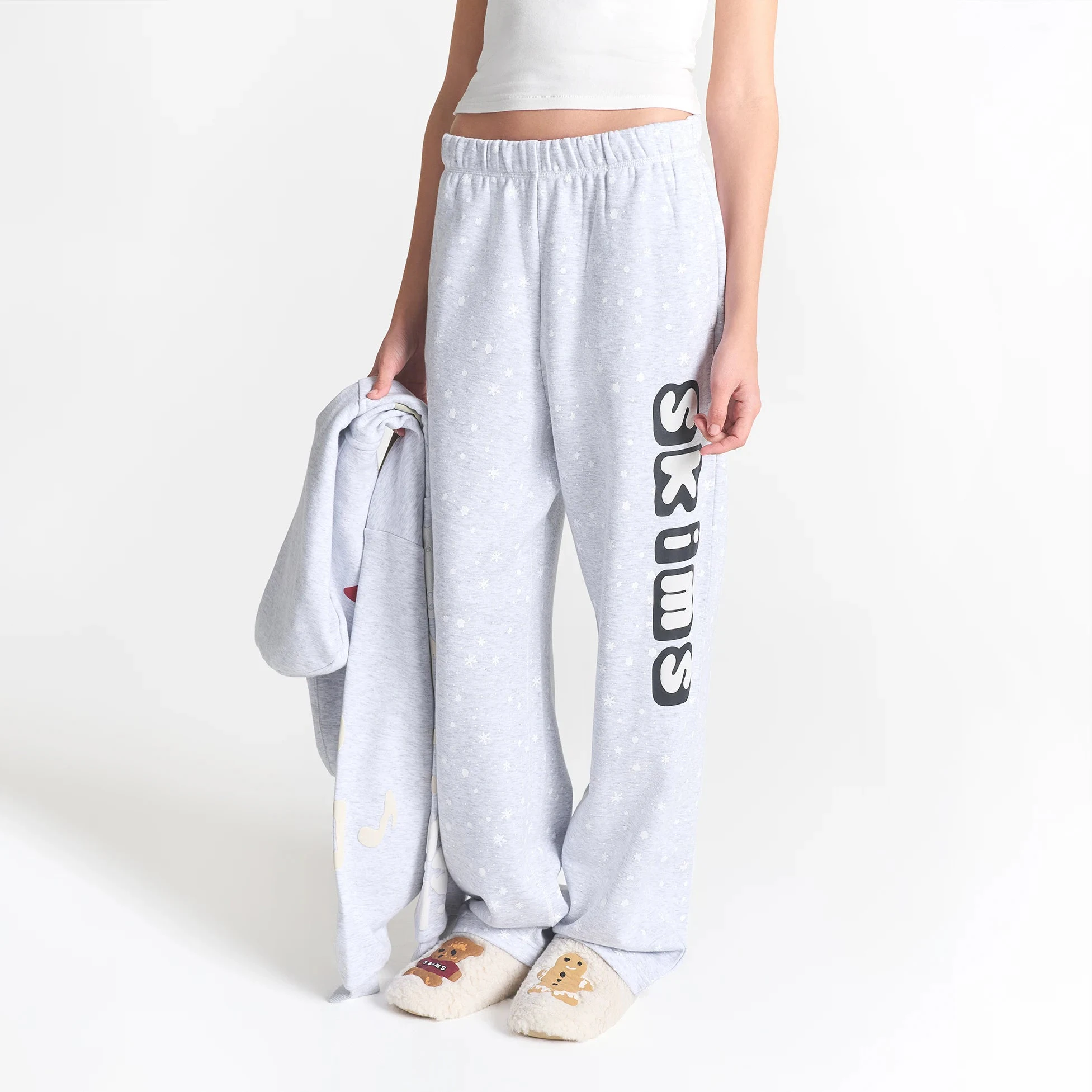 CACTUS PLANT FLEA MARKET X SKIMS COTTON FLEECE STRAIGHT LEG PANT | LIGHT HEATHER GREY SKIMS SNOW PRINT ON A MODEL FRONT VIEW @ | FOCUS: 0.0, 1.0, 0.9