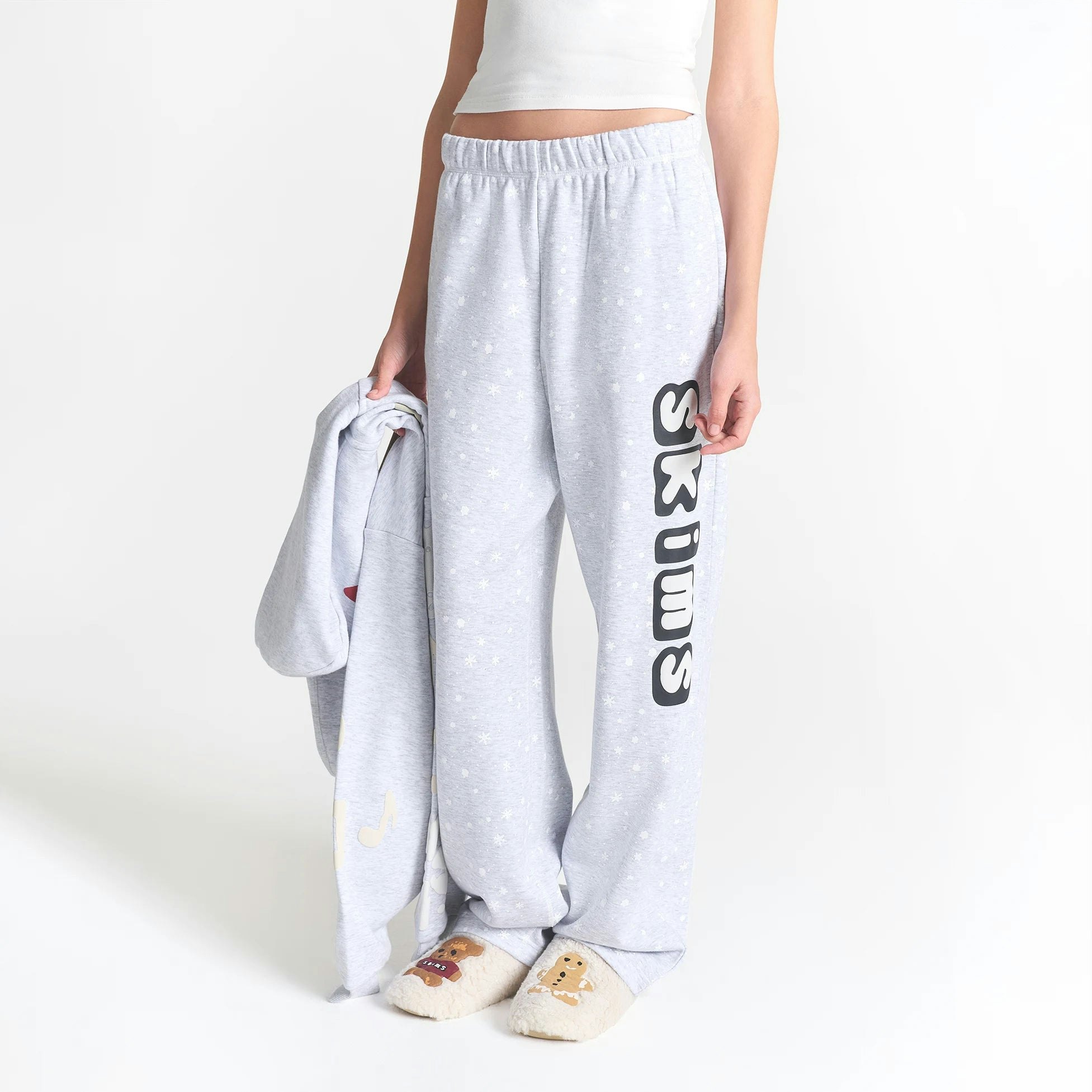 CACTUS PLANT FLEA MARKET X SKIMS COTTON FLEECE STRAIGHT LEG PANT | LIGHT HEATHER GREY SKIMS SNOW PRINT ON A MODEL FRONT VIEW @ | FOCUS: 0.0, 1.0, 0.9