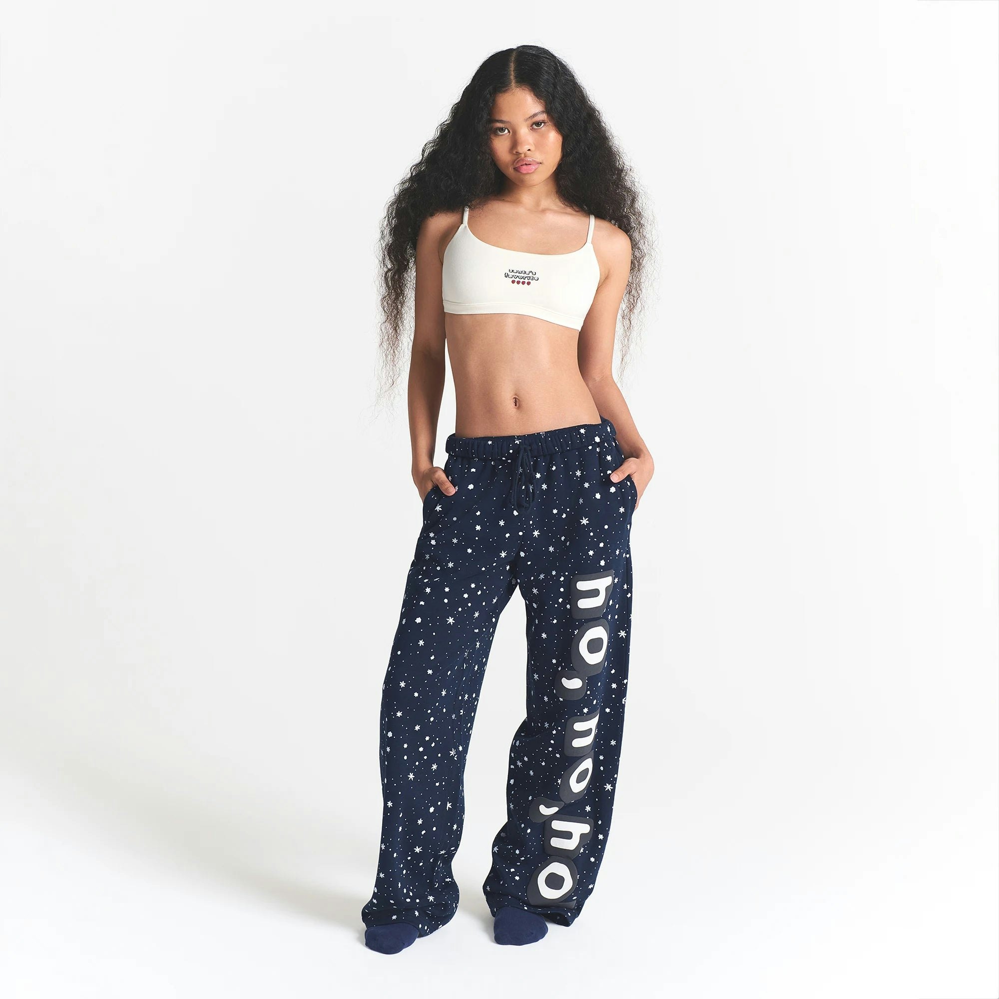 CACTUS PLANT FLEA MARKET X SKIMS COTTON FLEECE STRAIGHT LEG PANT | NAVY HO HO HO SNOW PRINT ON A MODEL FRONT VIEW @ | FOCUS: 0.0, 1.0, 0.9