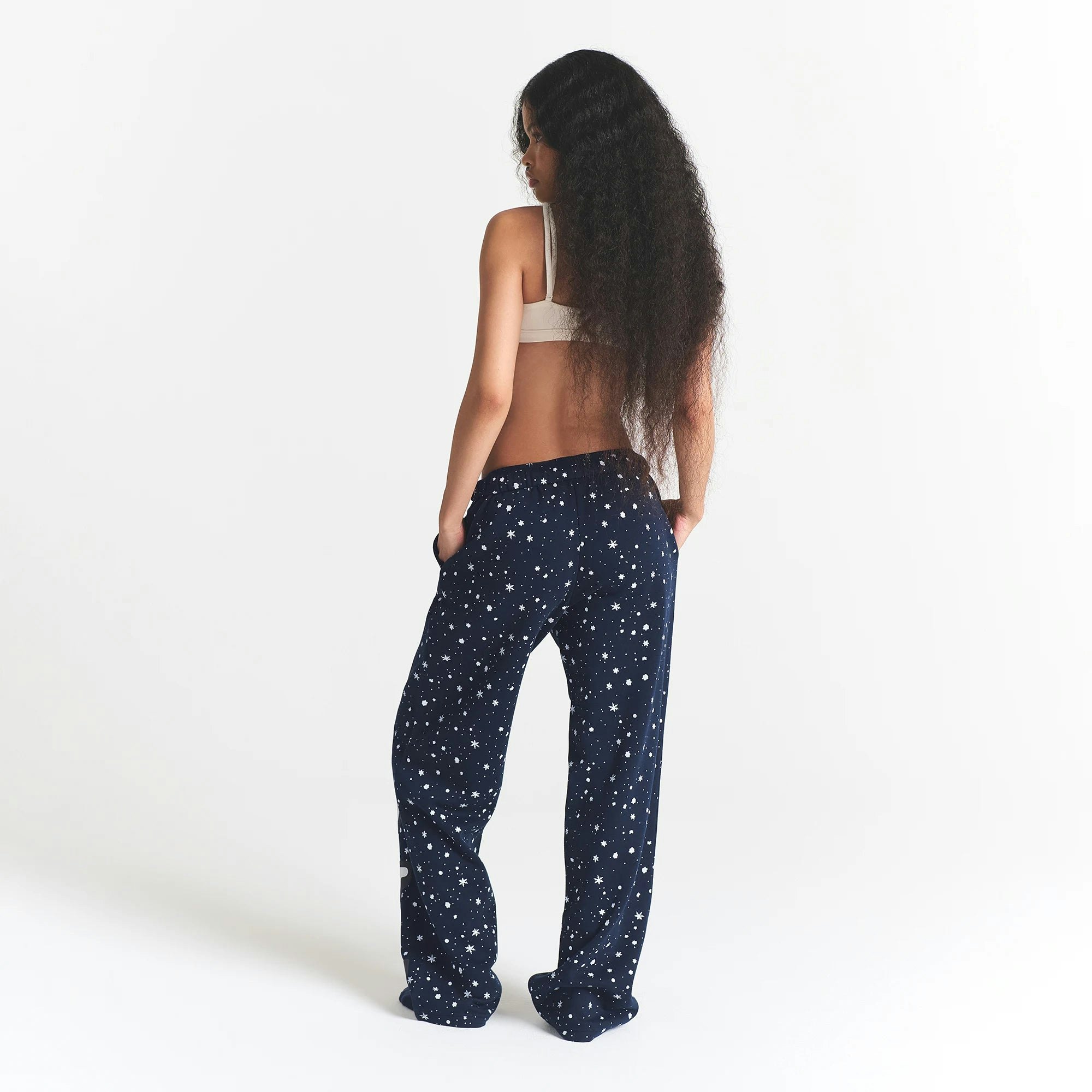 CACTUS PLANT FLEA MARKET X SKIMS COTTON FLEECE STRAIGHT LEG PANT | NAVY HO HO HO SNOW PRINT ON A MODEL BACK VIEW @ | FOCUS: 0.0, 1.0, 0.9