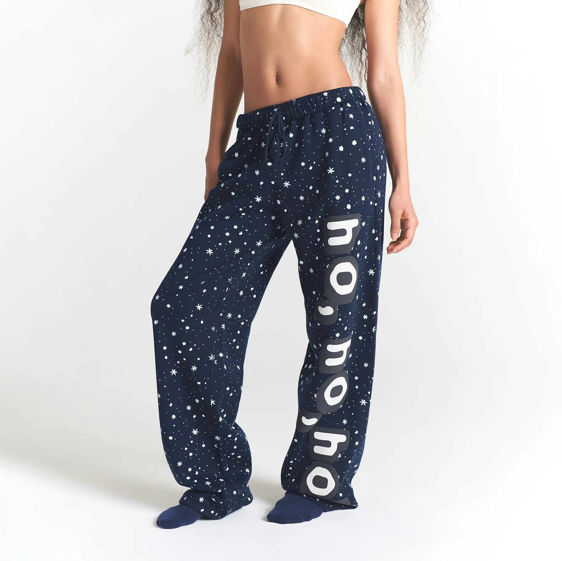 CACTUS PLANT FLEA MARKET X SKIMS COTTON FLEECE STRAIGHT LEG PANT | NAVY HO HO HO SNOW PRINT ON A MODEL FRONT VIEW @ | FOCUS: 0.0, 1.0, 0.9