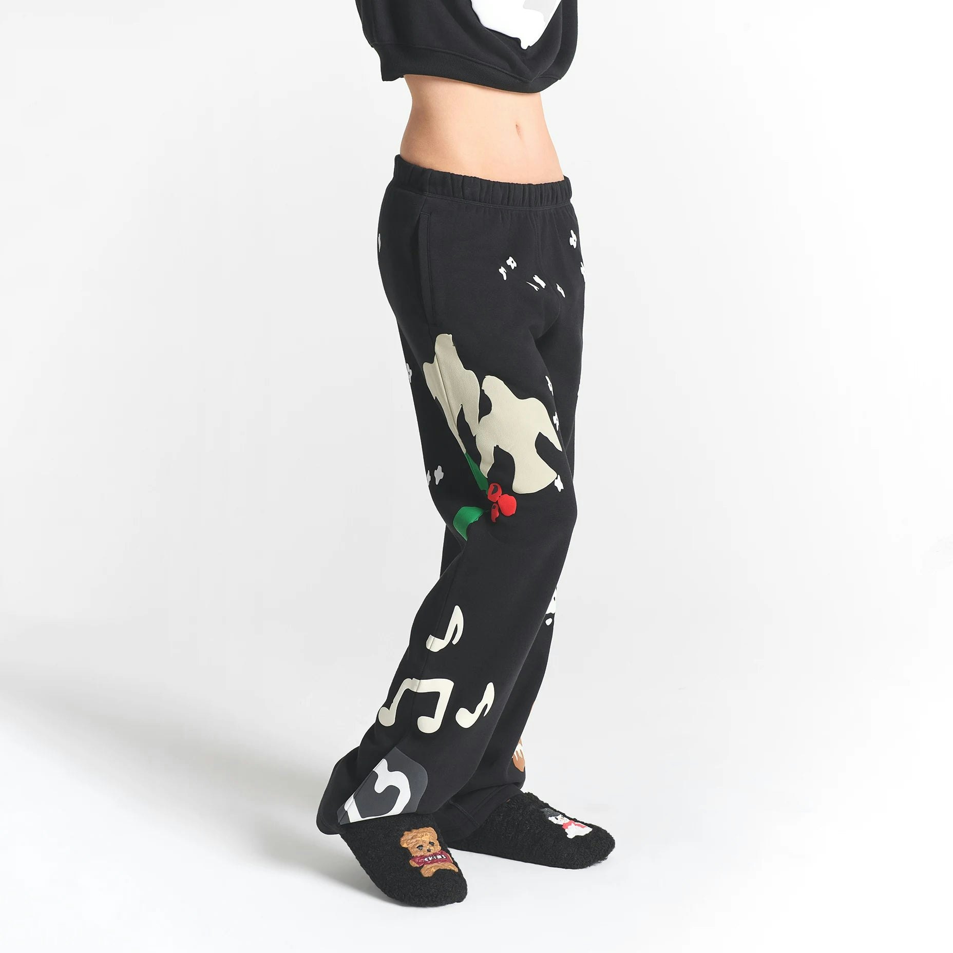 CACTUS PLANT FLEA MARKET X SKIMS COTTON FLEECE STRAIGHT LEG PANT | ONYX GINGERBREAD PRINT ON A MODEL SIDE VIEW @ | FOCUS: 0.0, 1.0, 0.9