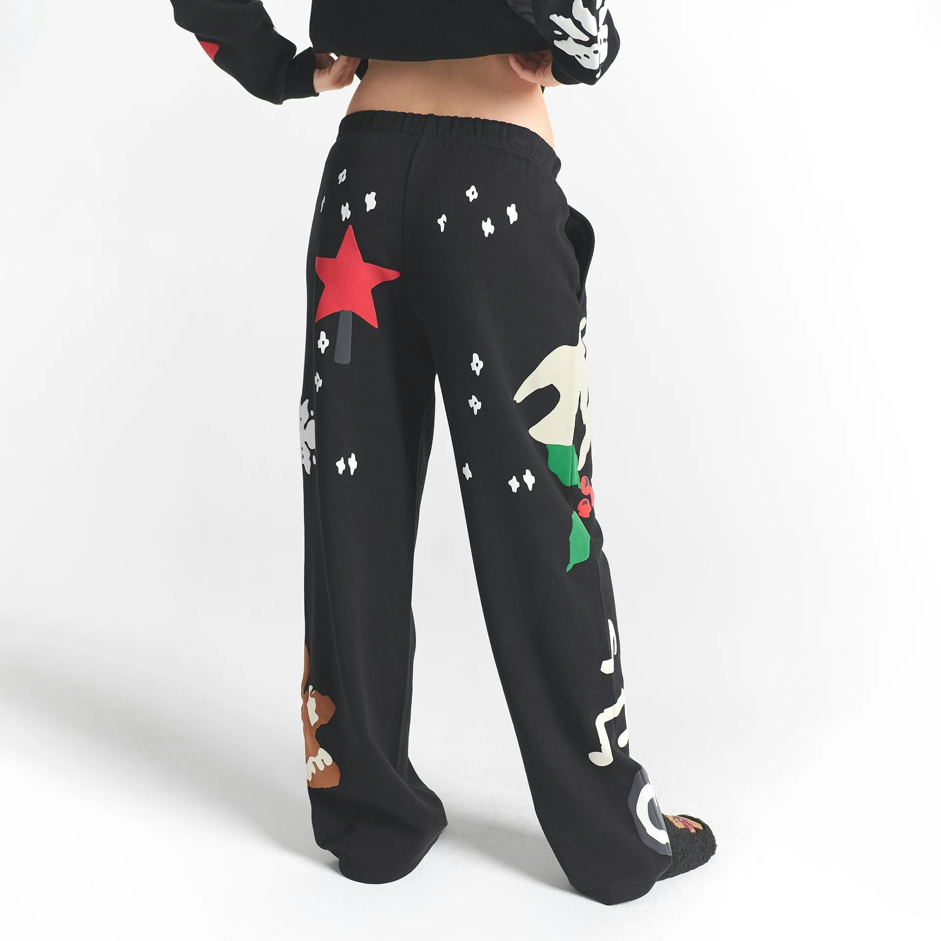 CACTUS PLANT FLEA MARKET X SKIMS COTTON FLEECE STRAIGHT LEG PANT | ONYX GINGERBREAD PRINT ON A MODEL BACK VIEW @ | FOCUS: 0.0, 1.0, 0.9