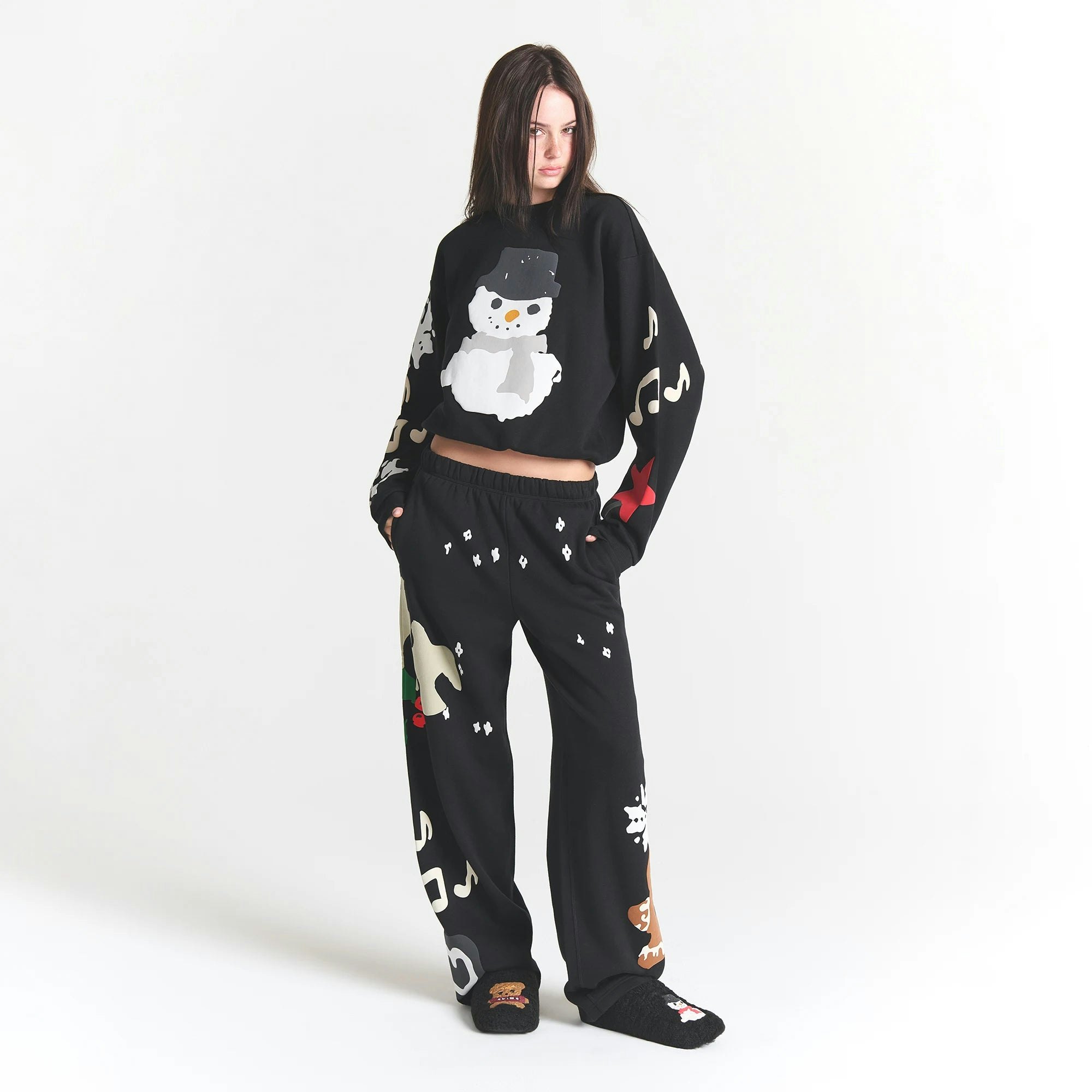 CACTUS PLANT FLEA MARKET X SKIMS COTTON FLEECE STRAIGHT LEG PANT | ONYX GINGERBREAD PRINT ON A MODEL FRONT VIEW @ | FOCUS: 0.0, 1.0, 0.9
