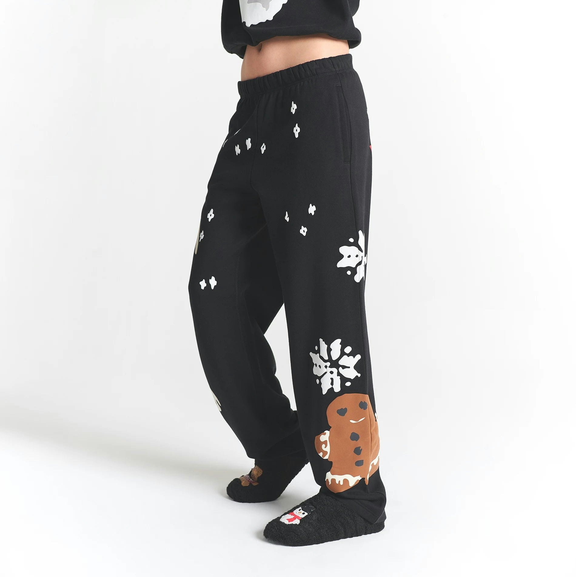 CACTUS PLANT FLEA MARKET X SKIMS COTTON FLEECE STRAIGHT LEG PANT | ONYX GINGERBREAD PRINT ON A MODEL SIDE VIEW @ | FOCUS: 0.0, 1.0, 0.9