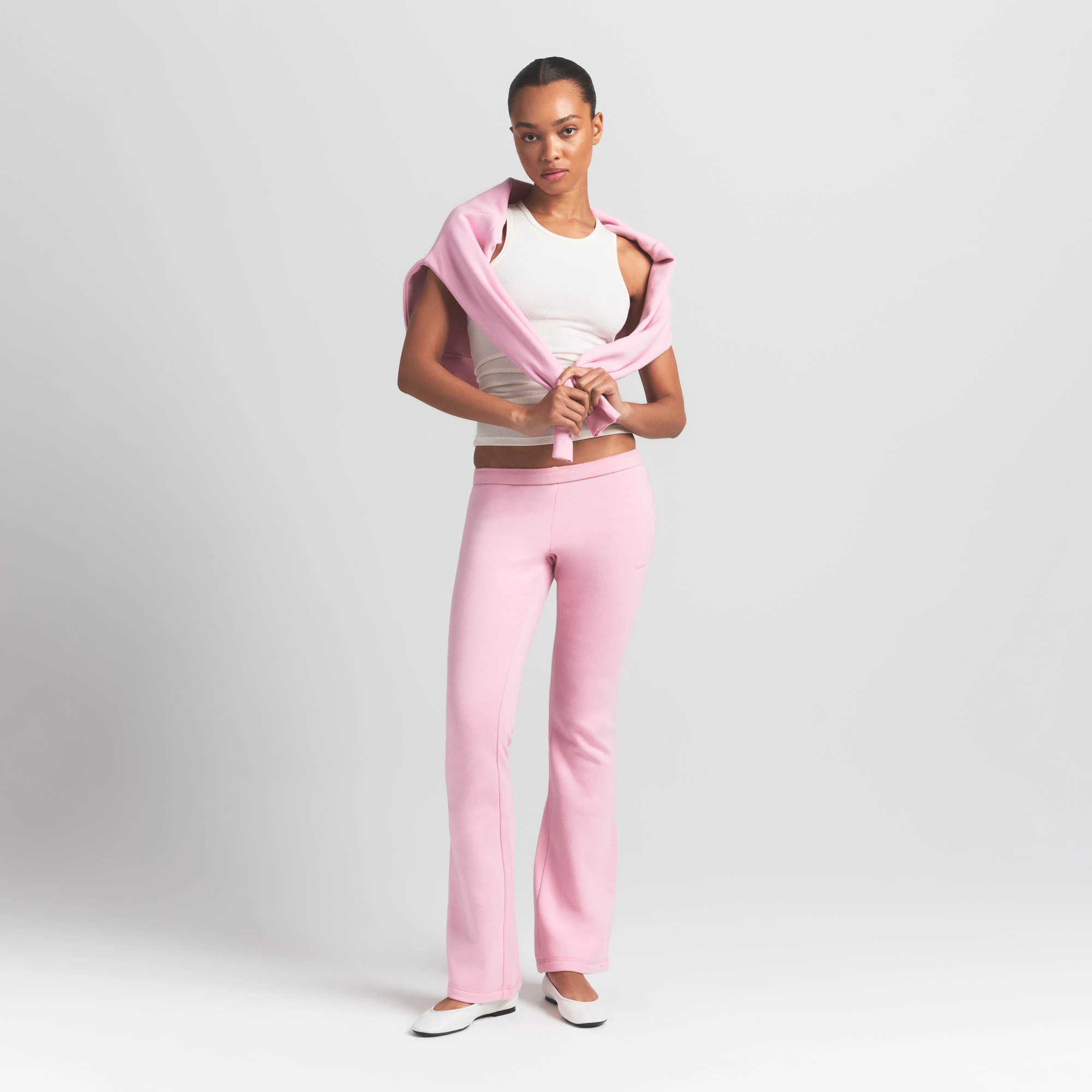 COTTON FLEECE SLIM PANT | HALITE ON A MODEL FRONT VIEW S | FOCUS: 0.0, 1.0, 0.9