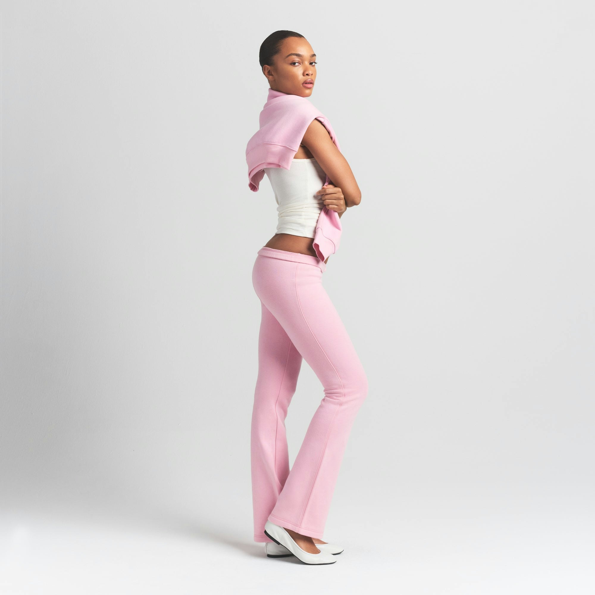 COTTON FLEECE SLIM PANT | HALITE ON A MODEL SIDE VIEW @ | FOCUS: 0.9, 0.1, 0.7