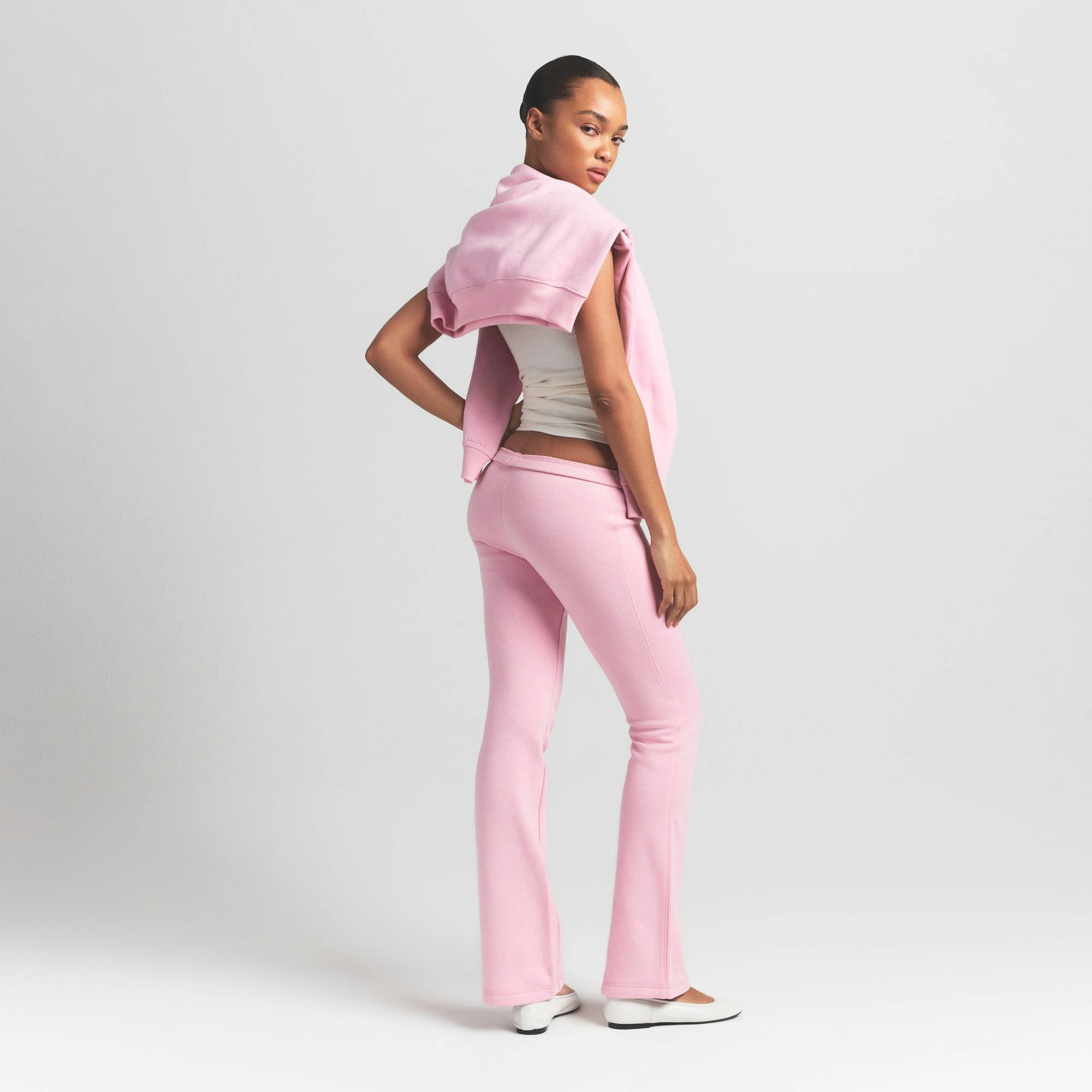 COTTON FLEECE SLIM PANT | HALITE ON A MODEL SIDE VIEW @ | FOCUS: 0.9, 0.1, 0.7