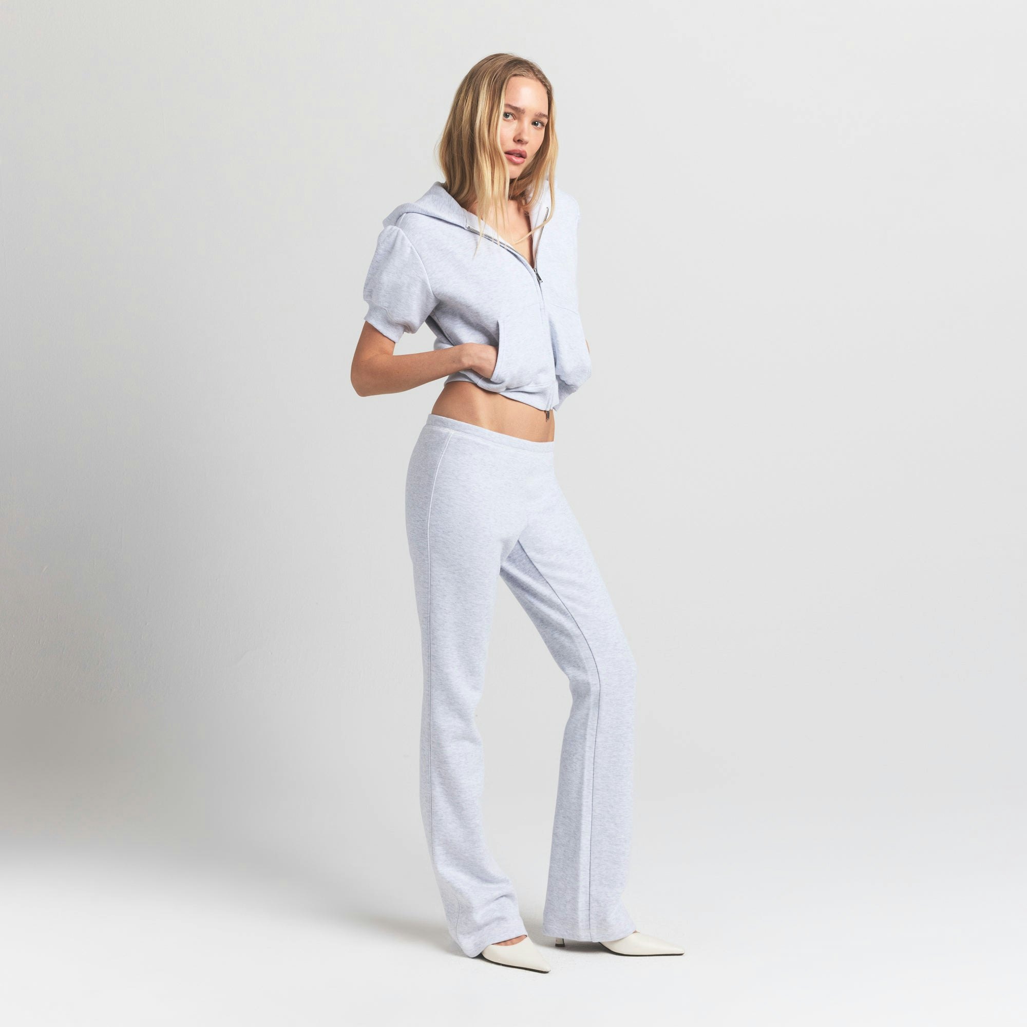 COTTON FLEECE SLIM PANT | LIGHT HEATHER GREY ON A MODEL SIDE VIEW @ | FOCUS: 0.9, 0.1, 0.7