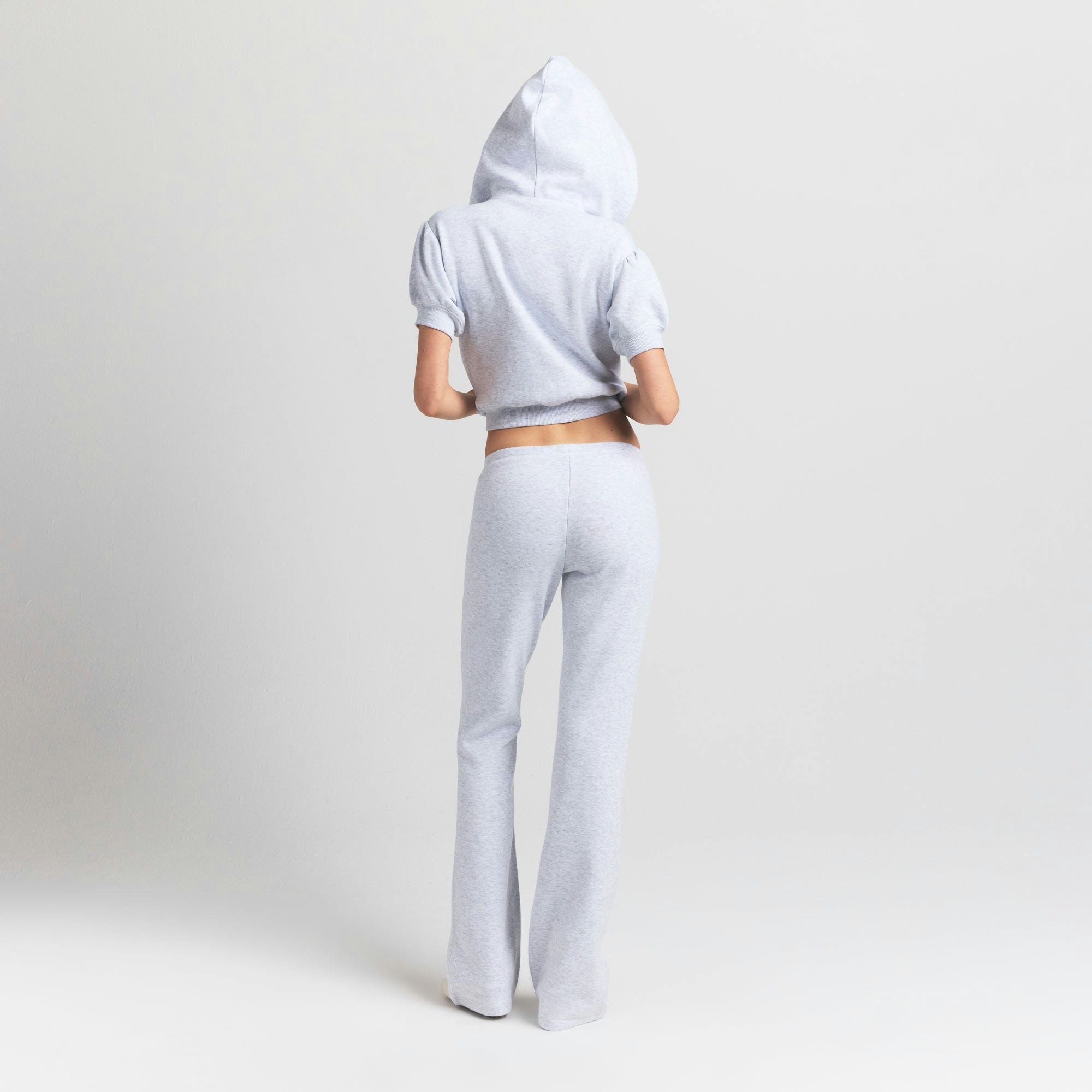 COTTON FLEECE SLIM PANT | LIGHT HEATHER GREY ON A MODEL BACK VIEW S | FOCUS: 0.0, 1.0, 0.9