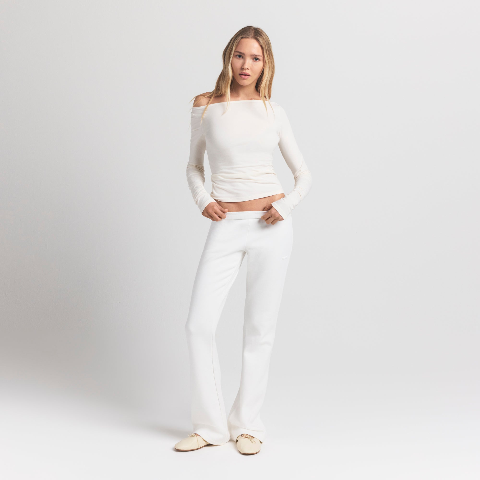 COTTON FLEECE SLIM PANT | MARBLE ON A MODEL FRONT VIEW @ | FOCUS: 0.9, 0.1, 0.7
