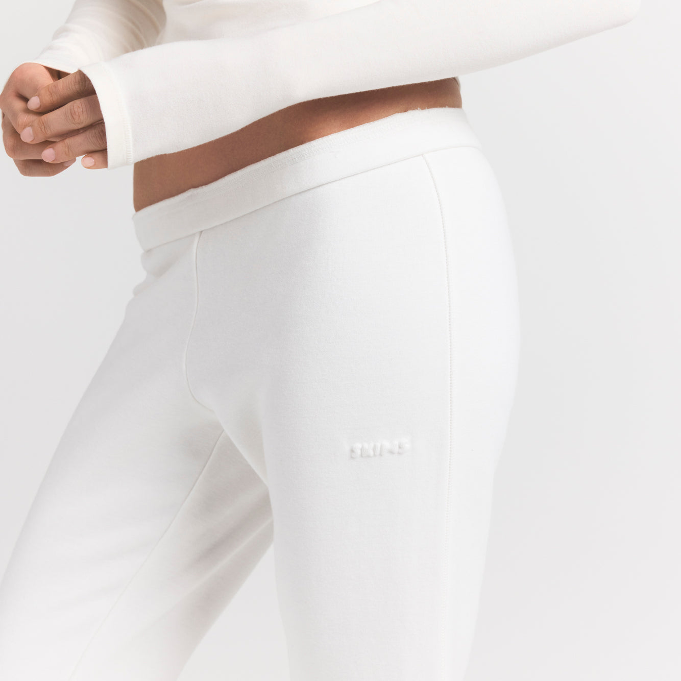 COTTON FLEECE SLIM PANT | MARBLE ON A MODEL FRONT VIEW S | FOCUS: 0.0, 1.0, 0.9