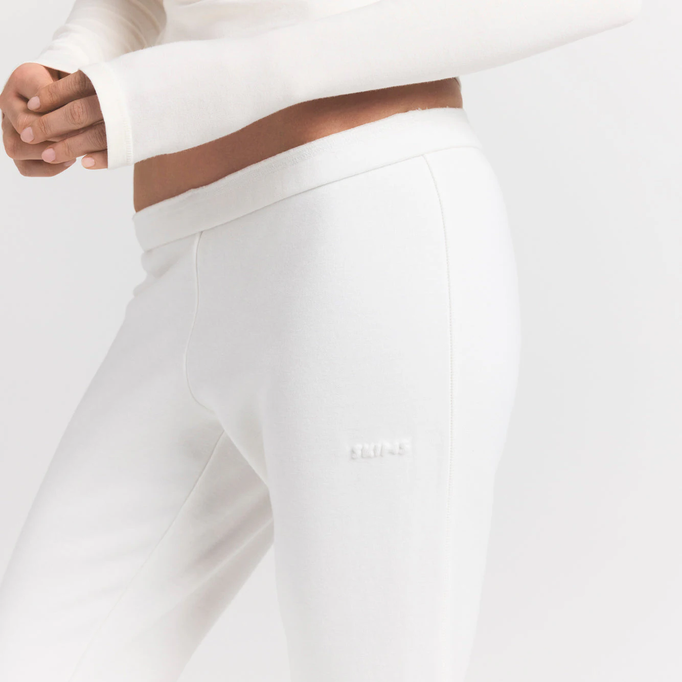 COTTON FLEECE SLIM PANT | MARBLE ON A MODEL FRONT VIEW S | FOCUS: 0.0, 1.0, 0.9