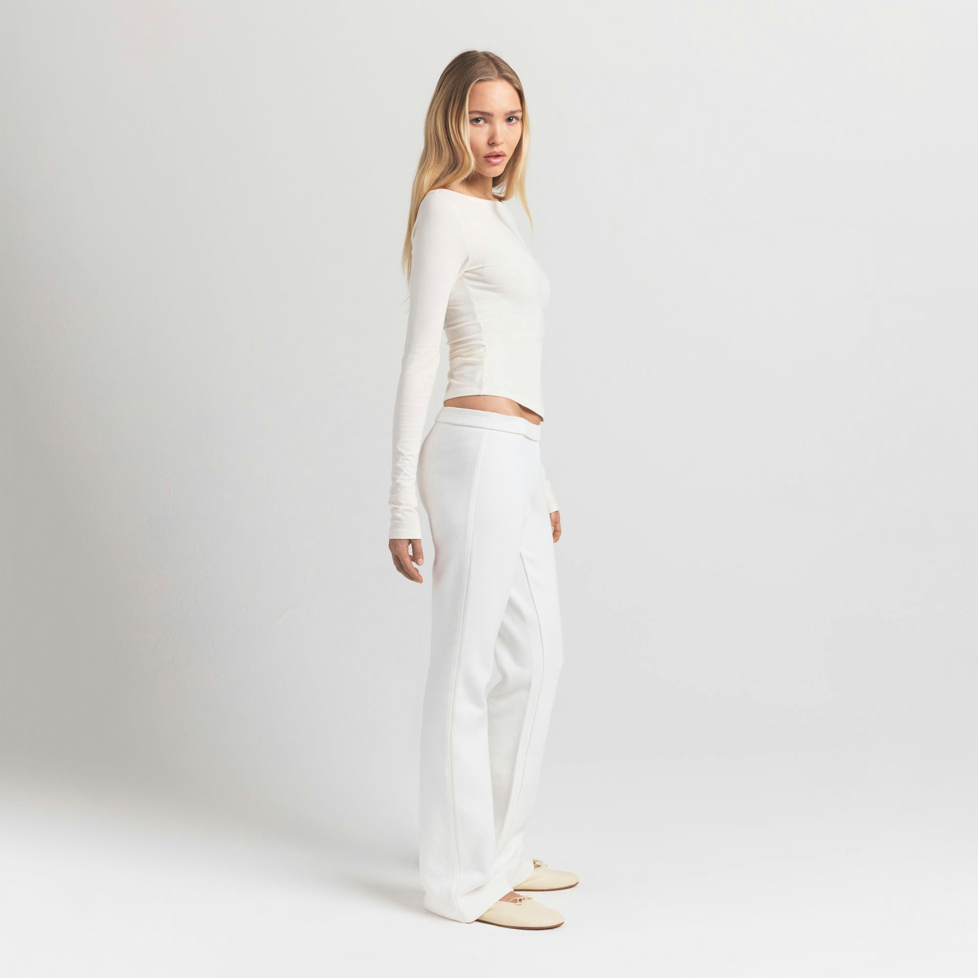 COTTON FLEECE SLIM PANT | MARBLE ON A MODEL SIDE VIEW @ | FOCUS: 0.9, 0.1, 0.7