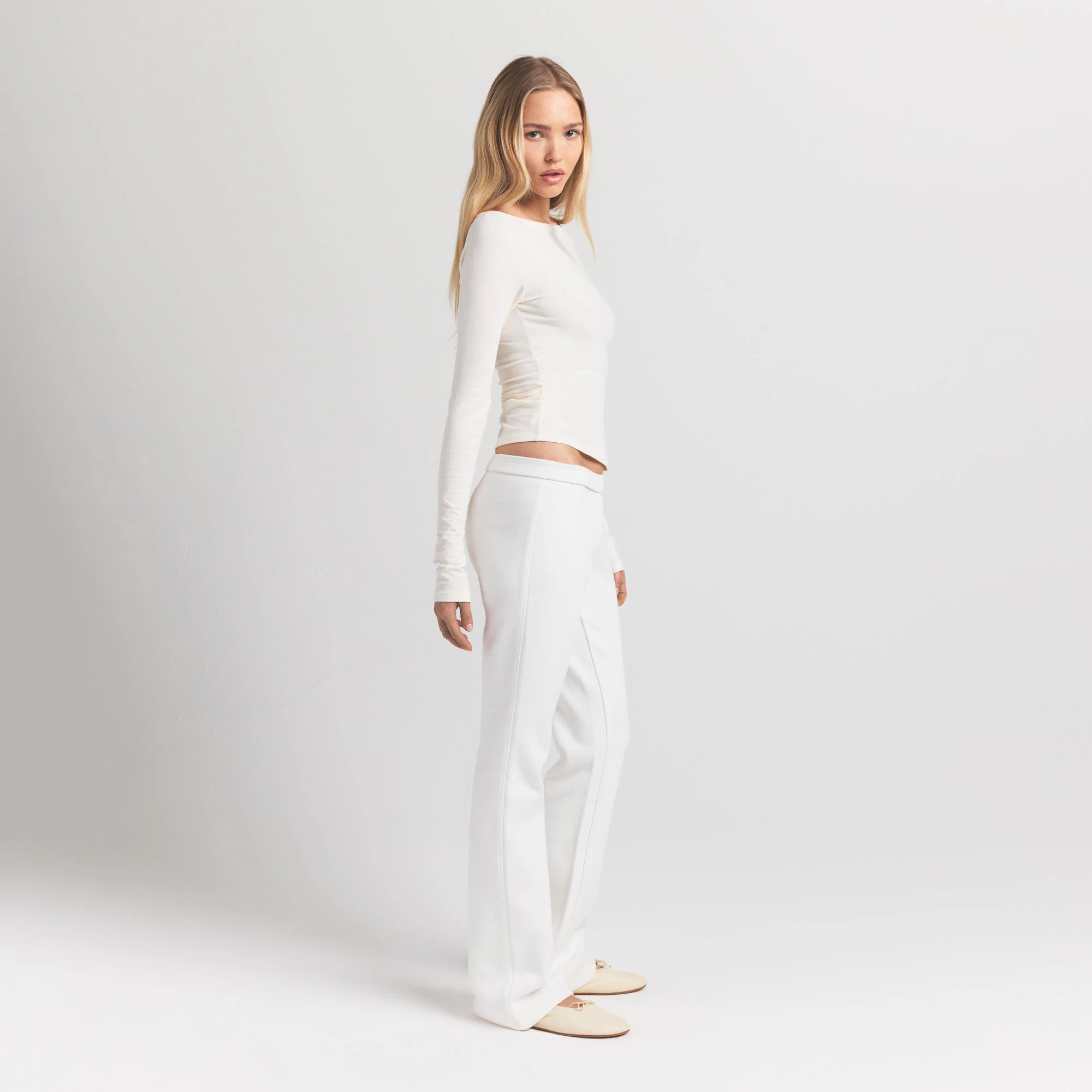 COTTON FLEECE SLIM PANT | MARBLE ON A MODEL SIDE VIEW S | FOCUS: 0.0, 1.0, 0.9