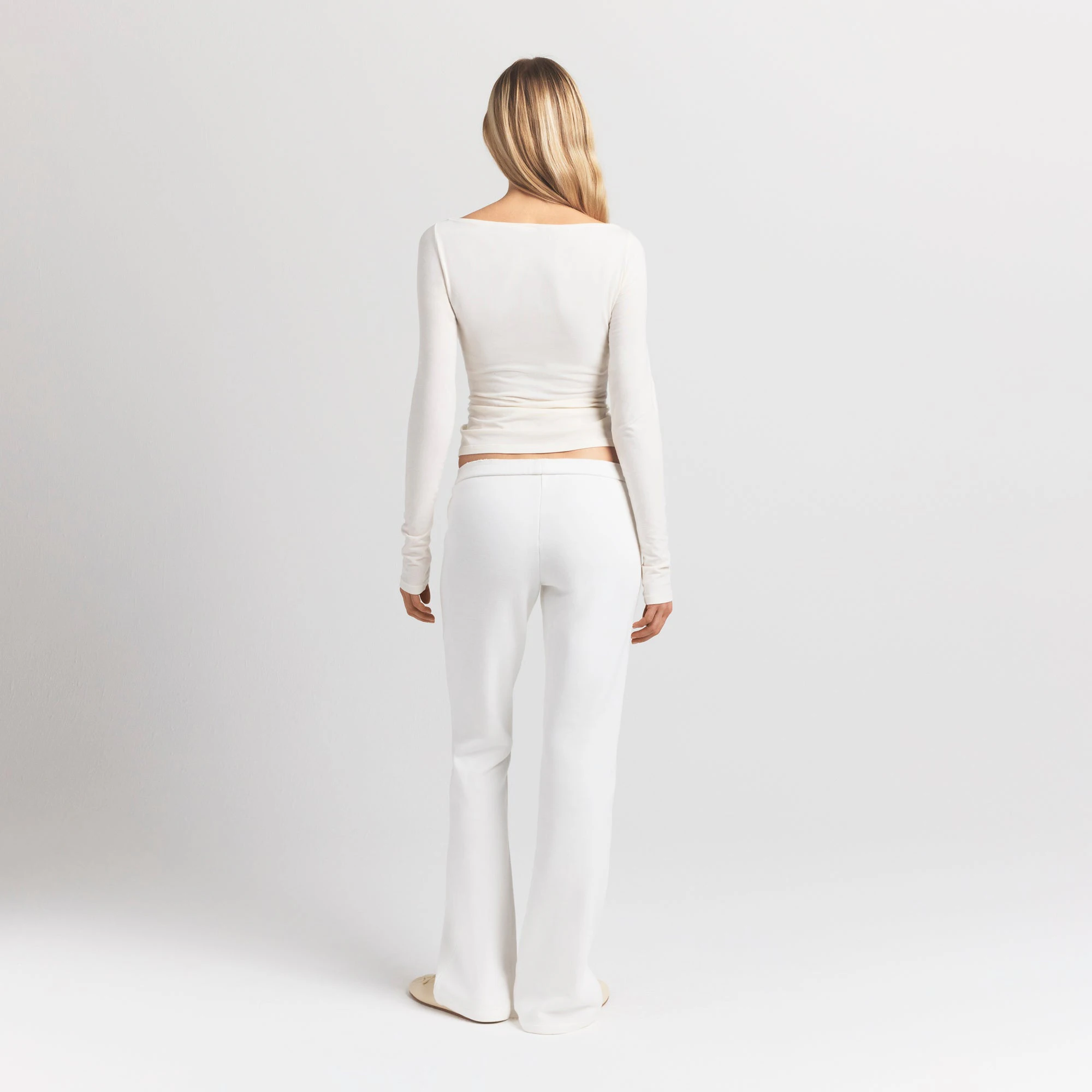 COTTON FLEECE SLIM PANT | MARBLE ON A MODEL BACK VIEW S | FOCUS: 0.0, 1.0, 0.9