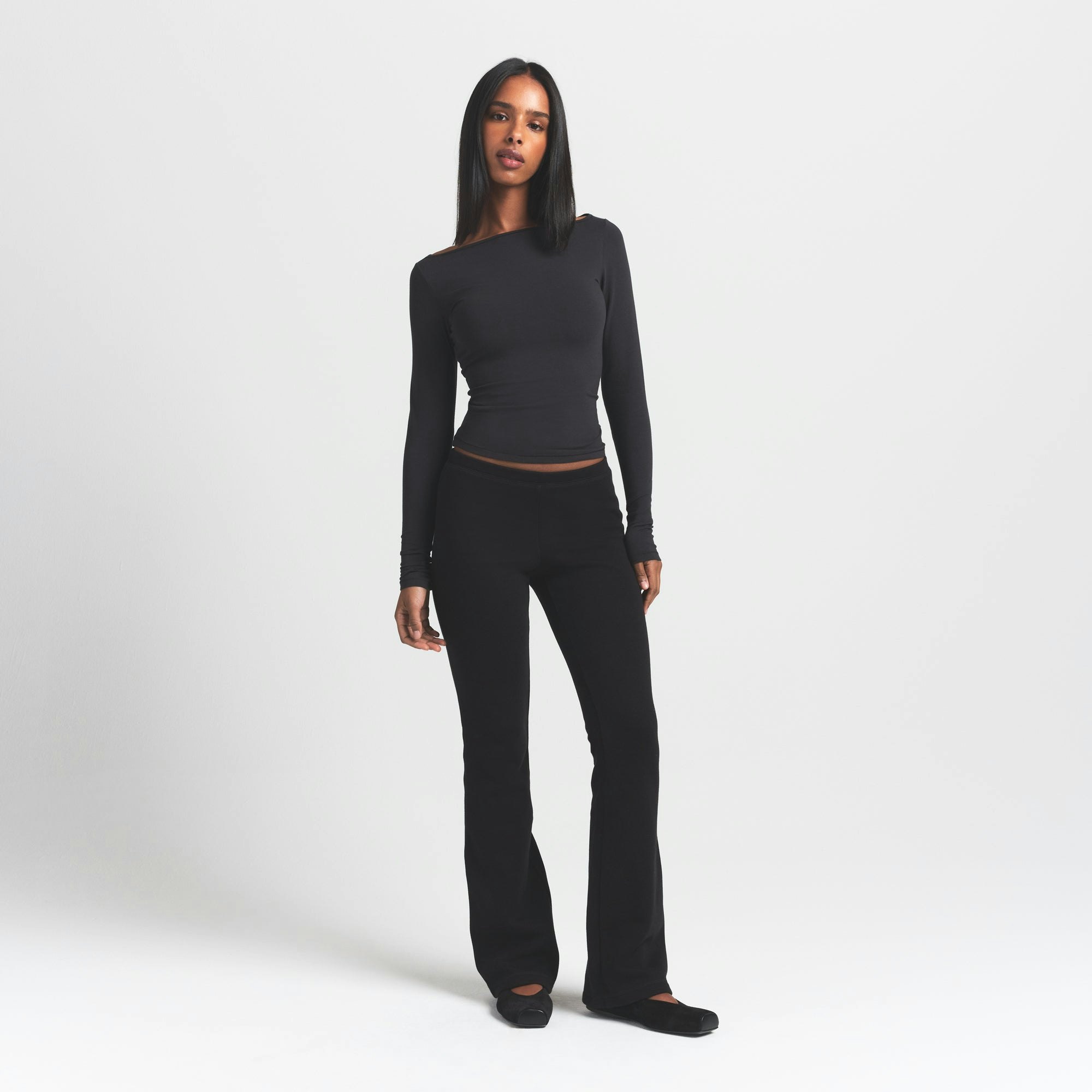 COTTON FLEECE SLIM PANT | ONYX ON A MODEL FRONT VIEW S | FOCUS: 0.0, 1.0, 0.9